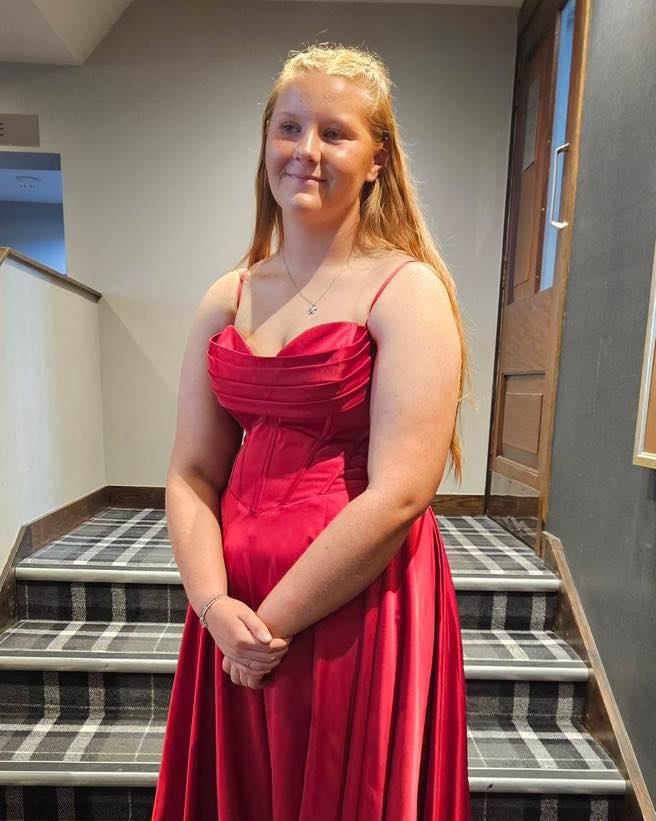 Eloise
Looking absolutely beautiful at her final prom
Spray tan & Make up both by me @clairegardenmakeupandspraytans