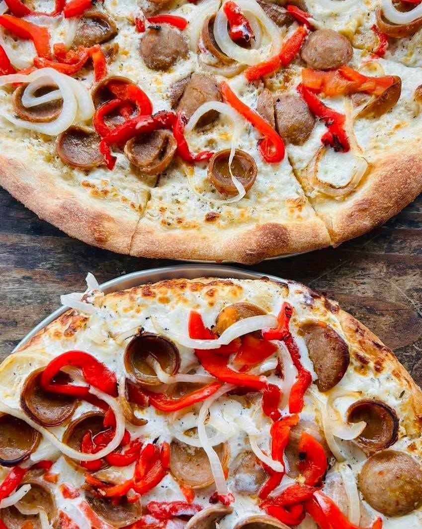 ‼️LAST CALL SPO Pizza (Sausage, Peppers, Onions)! Enjoy at all Sidewall Pizza locations while supplies last!
🍕Whipped ricotta & mozzarella topped with little spicy sausage slices, roasted red peppers, onions, and pecorino cheese!
#pizza #sausage #gvltoday #greenville360
