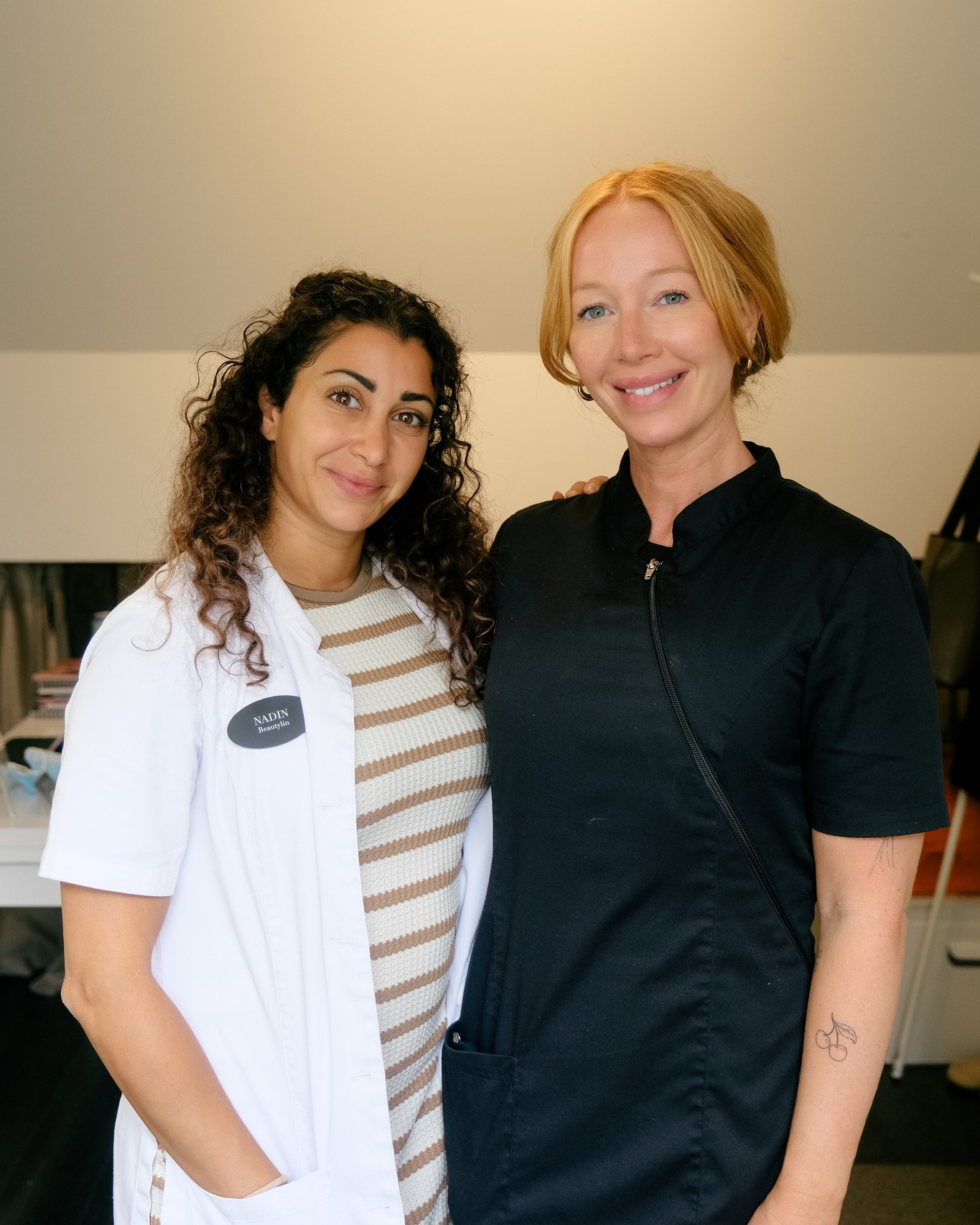 Vi är så glada över att få välkomna Jessica till Beautylins team här på Villa Ed!
Jessica är legitimerad sjuksköterska och vidareutbildad barnmorska med närmare åtta års erfarenhet inom kvinnosjukvård. Hon har arbetat inom förlossning, BB och gynekologisk mottagning och har med sig ett lugnt, tryggt och professionellt bemötande i varje behandling.
Med ett stort intresse för estetiska injektionsbehandlingar och en passion för naturliga resultat sätter Jessica alltid säkerhet, kvalitet och ett personligt omhändertagande i första rummet. Hennes mål är att varje kund ska känna sig trygg genom hela behandlingsprocessen.
Vi är otroligt glada att ha Jessica hos oss och ser fram emot att låta er träffa henne. Varmt välkommen till Villan! ✨
Vi på Villa Ed
Inredningsbutik @villaedinredning
Klädbutik @villaed_by_glozzy
Café & Bistro @cafevillaed
Frisörer @villaed.frisorerna
Injektionsbehandlare @beautylin.se
Kroppsvård & Massage @lindaholtzkroppsvard
Inemotion Psykologi @inemotionpsykologi
Keramik @lerkallan
Skulpturskogen Villa Ed
Hundfrisör @tassochtrimbyjosefin