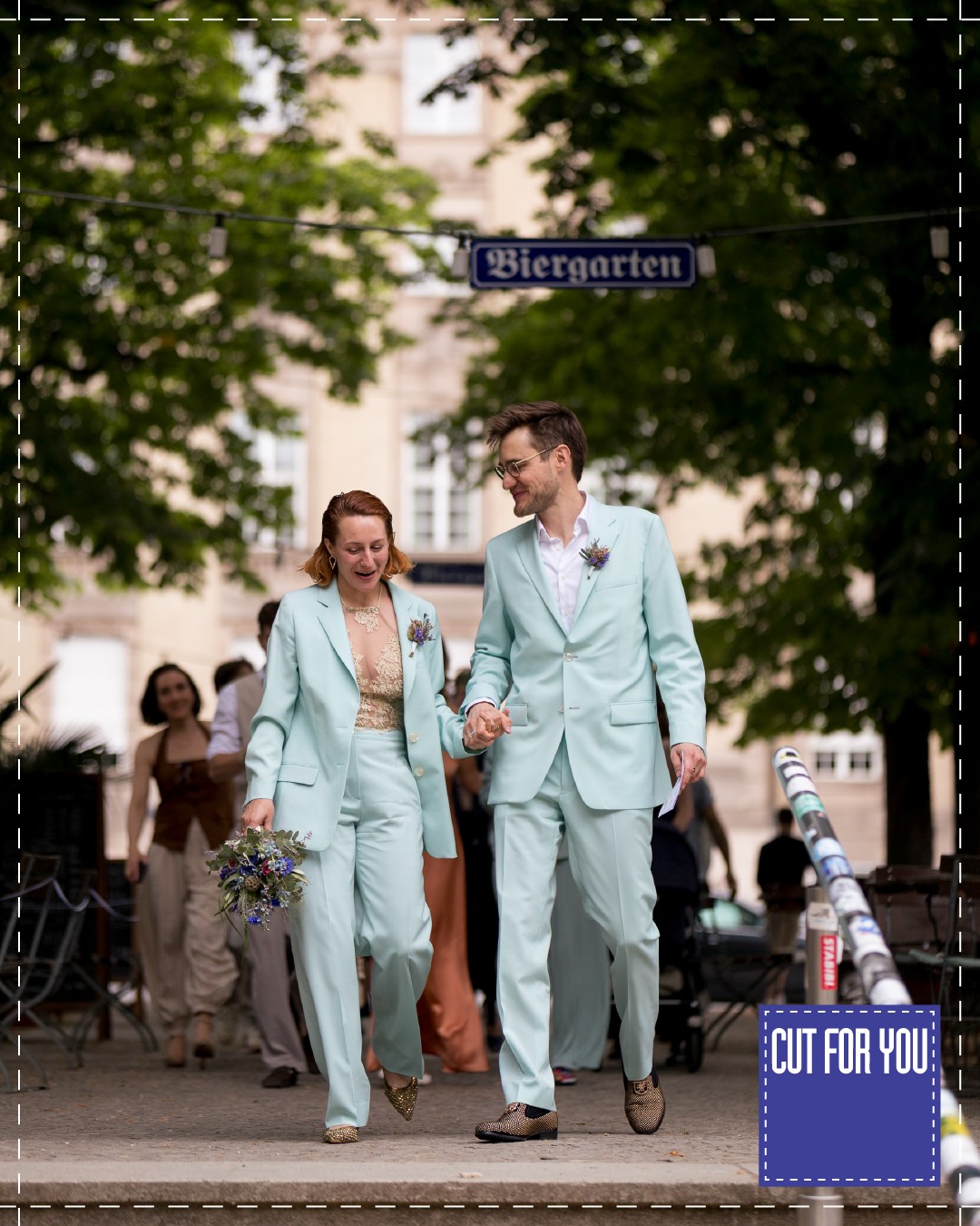 Gemeinsam abgestimmt mit einem Stoff, der in Erinnerung bleibt 🧶💒 Für ihre Hochzeit haben sich unsere geschätzten Kunden bewusst für das gleiche Tuch entschieden: ein mintfarbenes Solaro-Gewebe von Carnet Como, einem unserer langjährigen Lieblingsweber. Die Super 130's Schurwolle überzeugt durch ihre angenehme Leichtigkeit und den charakteristischen Solaro-Effekt. Je nach Lichteinfall verändert der Stoff seine Wirkung und verleiht dem Kleidungsstück eine besondere Tiefe und bleibt dabei dezent, aber alles andere als gewöhnlich.
Wir bedanken uns für die Freigabe dieses besonderen Hochzeitsmoments, welchen die talentierte Fotografin Johanna Baschke (https://www.instagram.com/johannabaschke/) eingefangen hat.
Übrigens: Mit dem Erwerb von Maßbekleidung tragen Sie dazu bei, unsere Umwelt zu entlasten. Bei Cut For You wird kein Kleidungsstück produziert, das nicht auch den Weg zu Ihnen, unseren geschätzten Kunden, findet. Das Vernichten von riesigen Mengen nicht verkaufter Kleidungsstücke nach jeder Saison entfällt bei uns. Hinzu kommt, dass Ihnen unsere Kleidungsstücke durch eine hochwertige Fertigung und besten Materialien lange Freude bereiten werden. Maßbekleidung ist gelebte Nachhaltigkeit.
Cut For You ist Berlins Maßbekleider für Damen und Herren - im Regierungsviertel seit 2003. Wir sind stolz darauf, mehr als 6.000 Kunden betreuen und von unserem ausgezeichneten Preis-Leistungsverhältnis überzeugen zu dürfen. Neben einer persönlichen Beratung setzen wir auf die Unterstützung von 3-D-Bodyscannern, um eine perfekte Passform Ihrer Maßbekleidung zu erzielen.
Wir freuen uns auf Sie! Vereinbaren Sie gleich Ihre ganz persönliche Beratung unter 030-28099981 oder unter cutforyou.com/terminvereinbarung
#cutforyou #berlin #maß #madetomeasure #mtm #maßhemd #maßanzug #mode #herrenmode #damenmode #luxus #individual #mitte #regierungsviertel #3dbodyscanner #3d #bodyscanner #cut #frack #smoking #vanlaack #scabal #gentleman #maßtage #blackfriday #angebot #gutschein