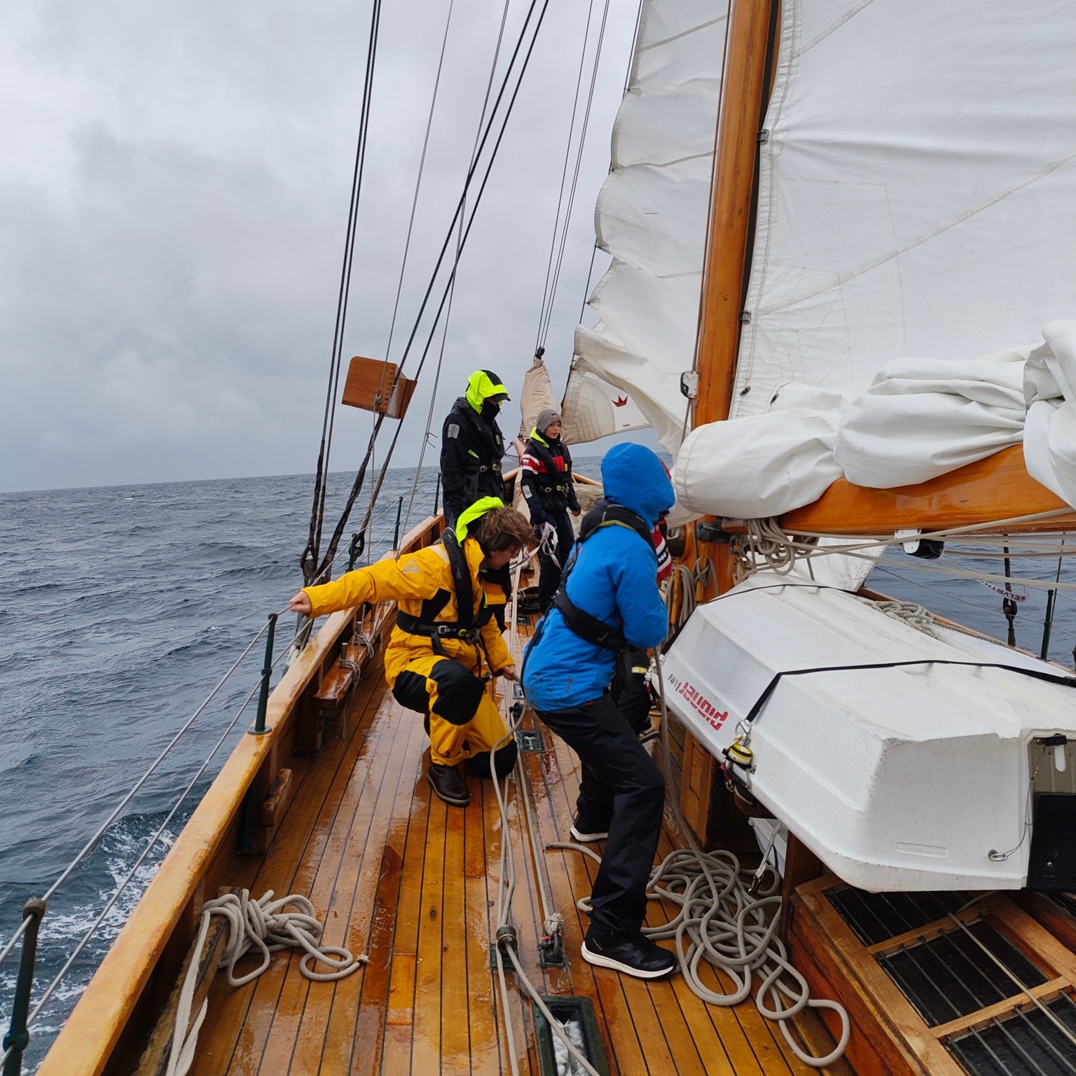 Dag 6 av U-30 toktet (Sjø 1) startet i Lillesand før vi seilte til mega-isen på Tømmerstø brygge. Etter en velfortjent is-pause møtte vi vennene våre i Christiane (@5.drammen ).
Flott skute med flott mannskap. ⛵
#sjøkorpset #sommervibber #huskregnbukse #minnerforlivet $sparebankstiftelsen