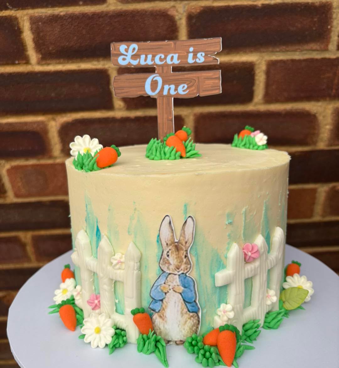🐰🥕 A little bunny told me someone special just turned ONE! 💙🎂✨
#PeterRabbitCake #FirstBirthdayCake #LucaIsOne #BirthdayCake #CustomCake #ButtercreamCake #CakeDecorating #FondantDetails #BunnyCake #KidsBirthday #BirthdayInspo #CelebrationCake #CakesOfInstagram #BakersOfInstagram #SweetCelebrations