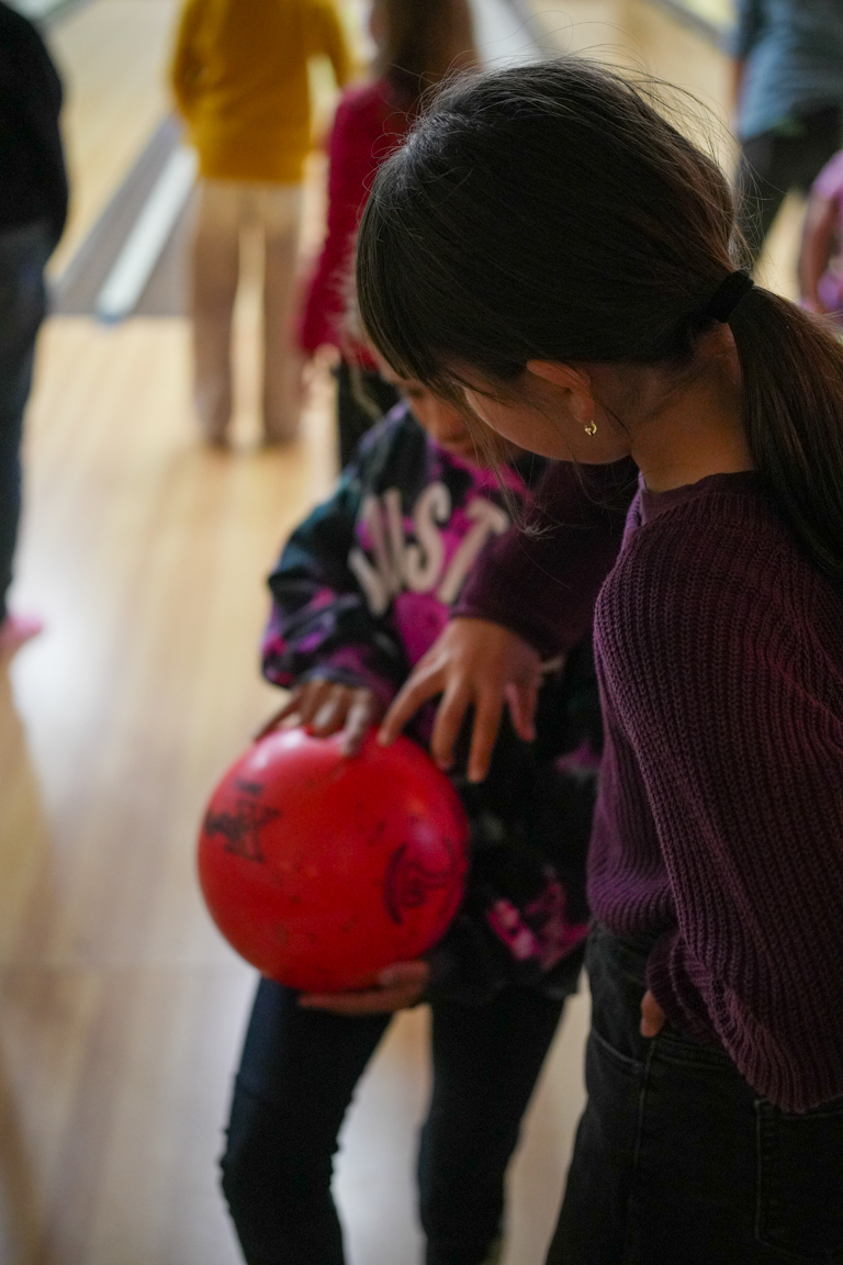 A legjobb családi emlékek együtt születnek.
Kapcsoljátok ki a telefonokat, és kapcsolódjatok egymáshoz!
Bowling, biliárd, csocsó, flipper vagy egy finom limonádé a teraszon – nálunk minden korosztály talál magának programot.
Mert a közösen eltöltött idő mindig a legjobb befektetés.
👉 Ti milyen családi programot szerettek a legjobban?
.
.
#FamilyTime #ForestLodge #Tusnádfürdő #CsaládiProgram #WeekendWithFamily #QualityTime