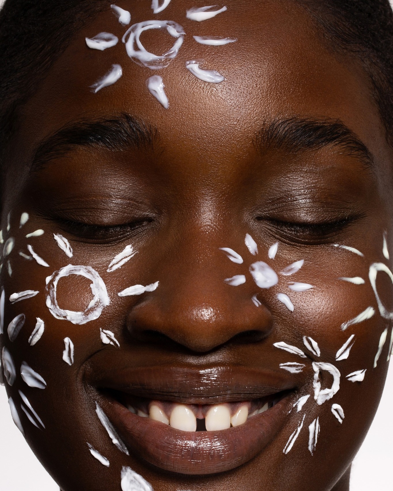 Summertime = time for sunscreen! 🌞Do you apply sunscreen to your face every day?
Reminder: From a skin perspective, every day is sunscreen day, even outside of summer!🙌
Team 📷
Model @justt.estel
Model Agency @eastwestmodels
Make Up Artist @franziskavonwerder
Photo & Retouch Tamara Specht
#sunscreen #skincarecampaign #beautyphotography #closeups