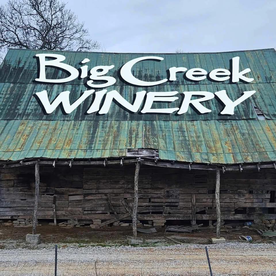 Summer tastes better with a glass of wine in hand! Spend the day at Big Creek Winery, where handcrafted wines, beautiful countryside views, and a laid back atmosphere make every visit feel like a getaway. Cheers to summer sips in Tennessee! 🍷🍇
📍 Pulaski, TN
📸 Experience Tennessee