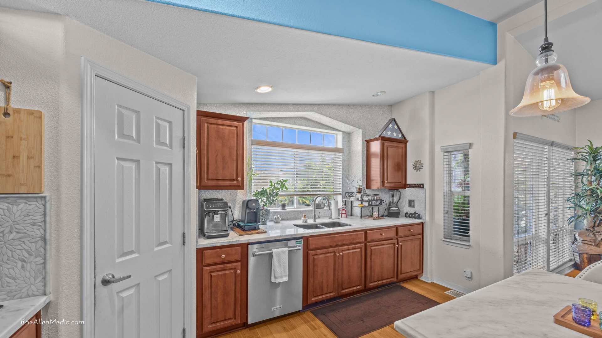 Clear, well-lit layout photos help buyers understand flow before they walk in, which means fewer repeat questions at the showing. ✨
Tall ceilings, custom lighting, bamboo and tile flooring, and marble countertops all read clearly here, so buyers already know what they're getting. 🏠🤩
Less explaining on-site, more buyers who show up ready to make a decision.
📍 1051 Site #283, Brea, CA 92821
Listed by Patricia Gregory | @pattigregoryrealestateteam
Real Broker | DRE #01182154
714-398-1998
We have a couple openings this week if you have something coming up.
📧 linda@raeallenmedia.com
📞 (951) 444-5424
#RaeAllenMedia #RealEstatePhotography #ListingPhotos #MLSPhotography #WeLoveOurJob #BreaRealEstate #BreaHomes #CrestmontEstates #OrangeCountyRealEstate #KitchenPhotography #RealEstateMarketing