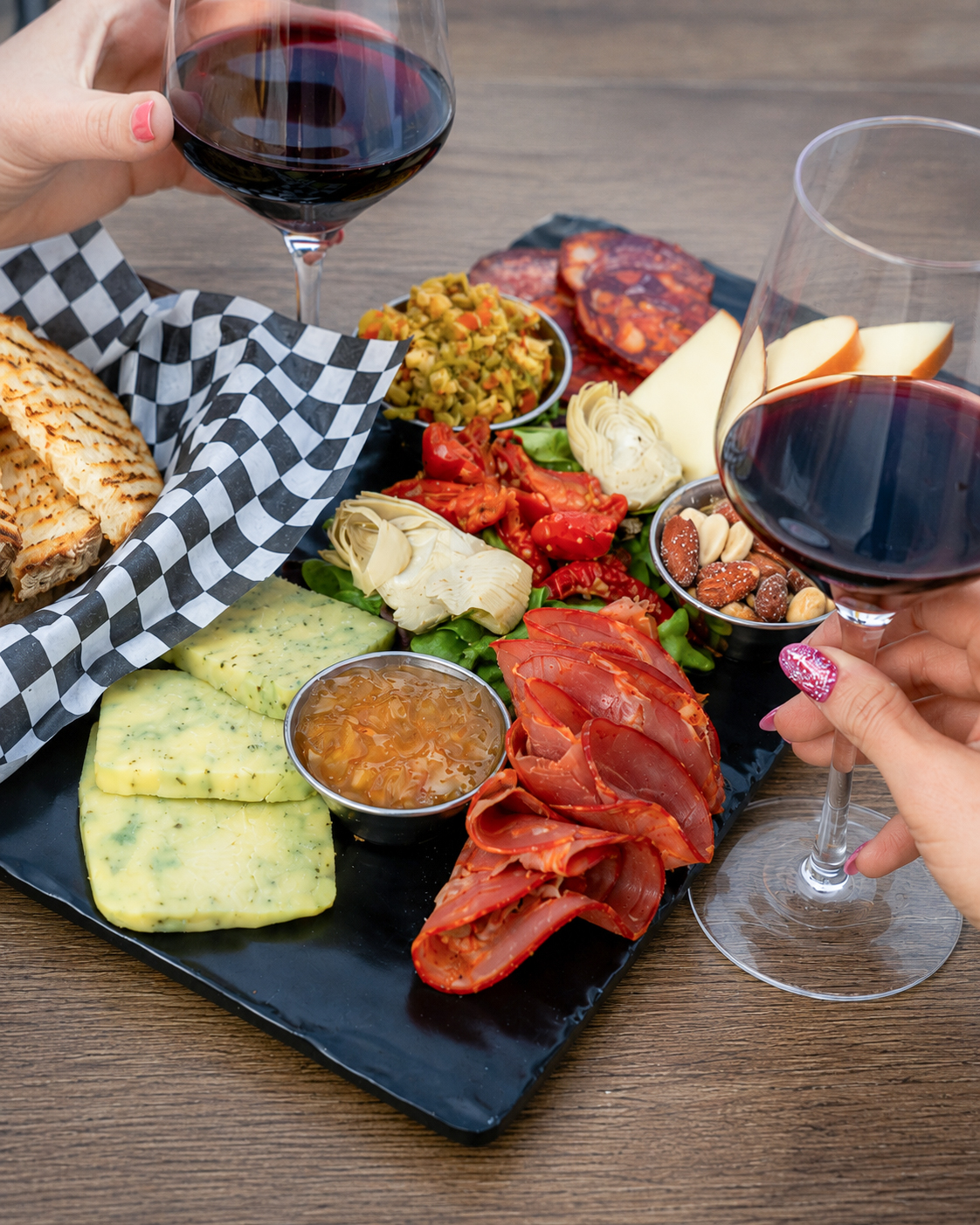Me + you + Raven's View's Bottle & Board Special. 🖤🍷
#RavensViewWineBar #Charcuterie #CaveCreekHappyHour #CaveCreek #WineBar