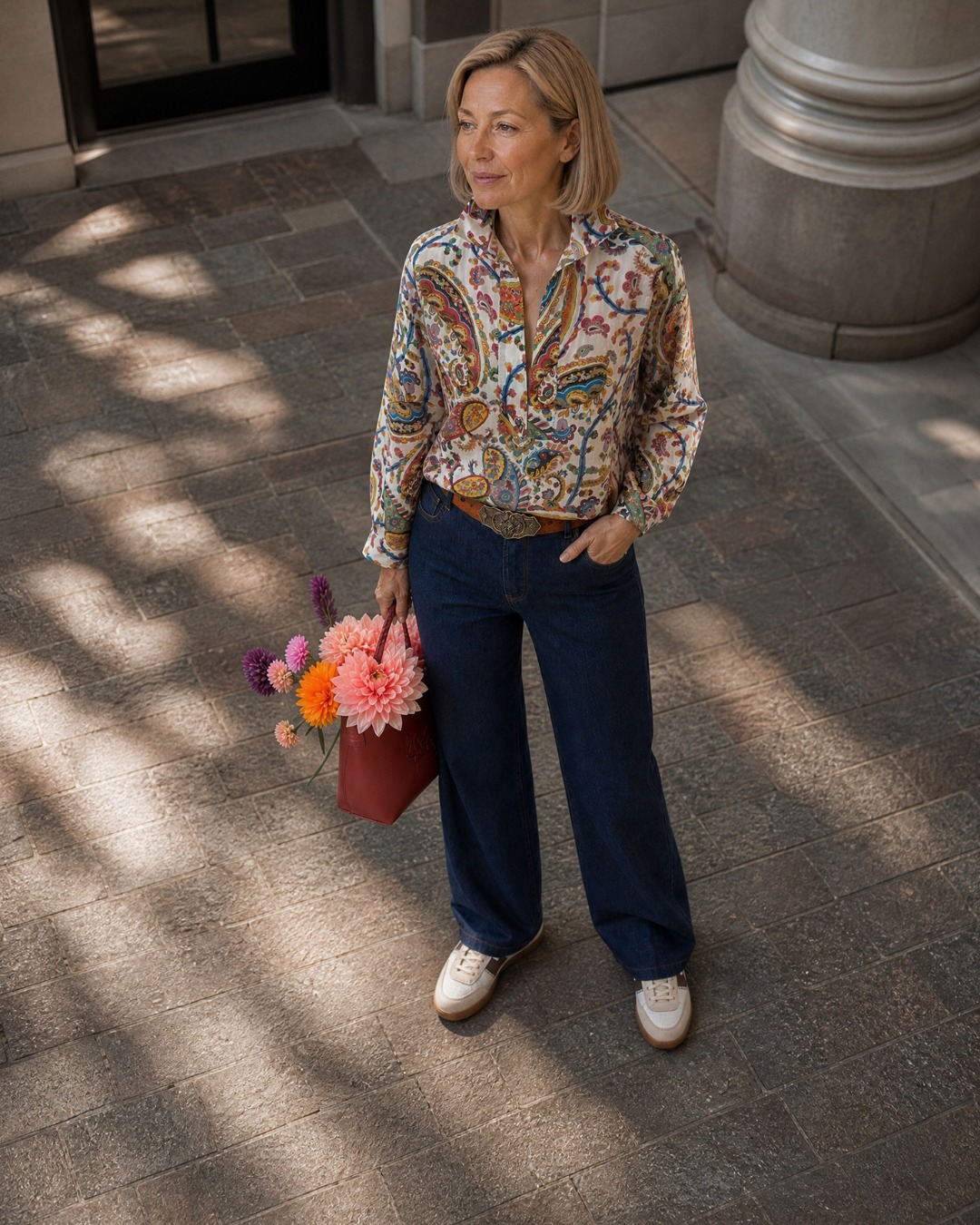 Cool in the city.
Ein Vormittag am Schillerplatz, ein Einkauf auf dem Markt, ein Kaffee in Blasewitz - und ein Look, der genau dafür gemacht ist.
Dunkle Jeans von AMI Paris, eine leichte Paisley-Bluse aus Baumwolle und Seide von ETRO, dazu Sneaker und Tasche in warmem Orange-Rost. Lässig genug für den Alltag, besonders genug für Dresden im Sommer.
So sieht City Dressing aus, wenn es nicht angestrengt ist.
Bei Silbermann beraten wir Sie gern zu Looks, die mit Ihnen durch den Tag gehen.
#SilbermannDresden #DresdenStyle #CoolInTheCity #CityDressing #Blasewitz #Schillerplatz #DresdenImSommer #Marktbesuch #SommerInDerStadt #AmiParis #ETRO #Paisley #Damenmode #Sommerlook #FashionDresden #SilbermannFashion