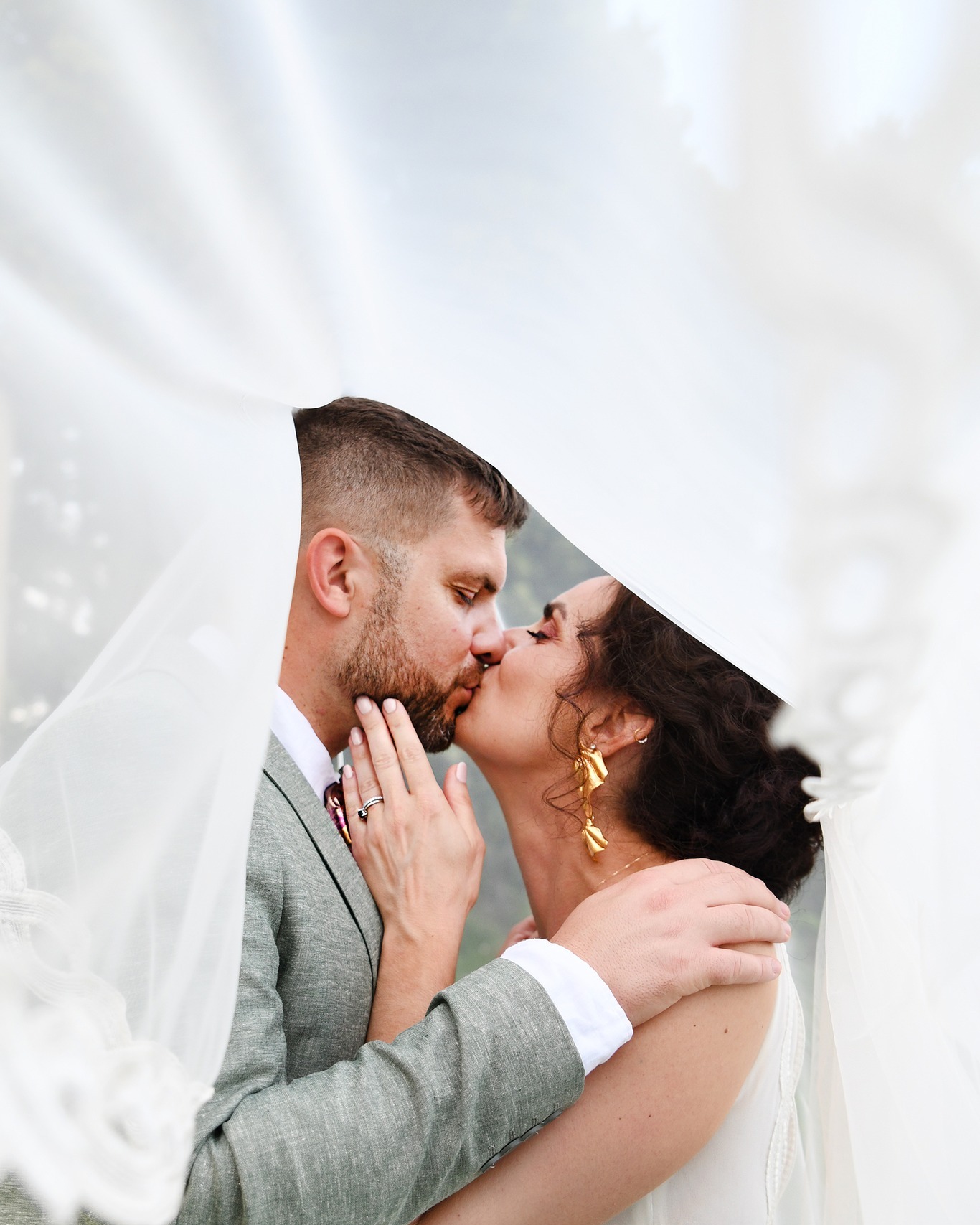 ✨ Votre histoire mérite d'être racontée avec authenticité ✨
Le jour de votre mariage passe en un instant, mais les émotions, les regards, les éclats de rire et les larmes de joie méritent de rester gravés pour toujours.
📸 Je vous accompagne avec discrétion et bienveillance pour capturer chaque moment, des préparatifs jusqu'à la soirée, afin de créer des souvenirs sincères et intemporels.
🎁 Mariages 2027
• Reportage photo personnalisé
• Galerie privée en ligne
• Photos retouchées en haute définition
Parce que chaque mariage est unique, créons ensemble des images qui vous ressemblent. 🤍
📩 Les réservations pour la saison sont ouvertes ! Contactez-moi en message privé pour recevoir ma brochure et construire ensemble la formule qui correspond à votre journée.
*************
Moi c'est Kristell et je capture vos moments de vie ❤️
Infos/Résas : ateliercerfvolant@gmail.com - 06.11.32.26.04
Loire / Rhône / Haute-Loire & MORE
#weddingphotography #weddingdayphoto #weddinginspiration #mariage2028 #mariage2027 #mariagesaintetienne #mariageloire #mariagerhone #mariagerhonealpes #photographemariagesaintetienne #futurmariee #weddingday