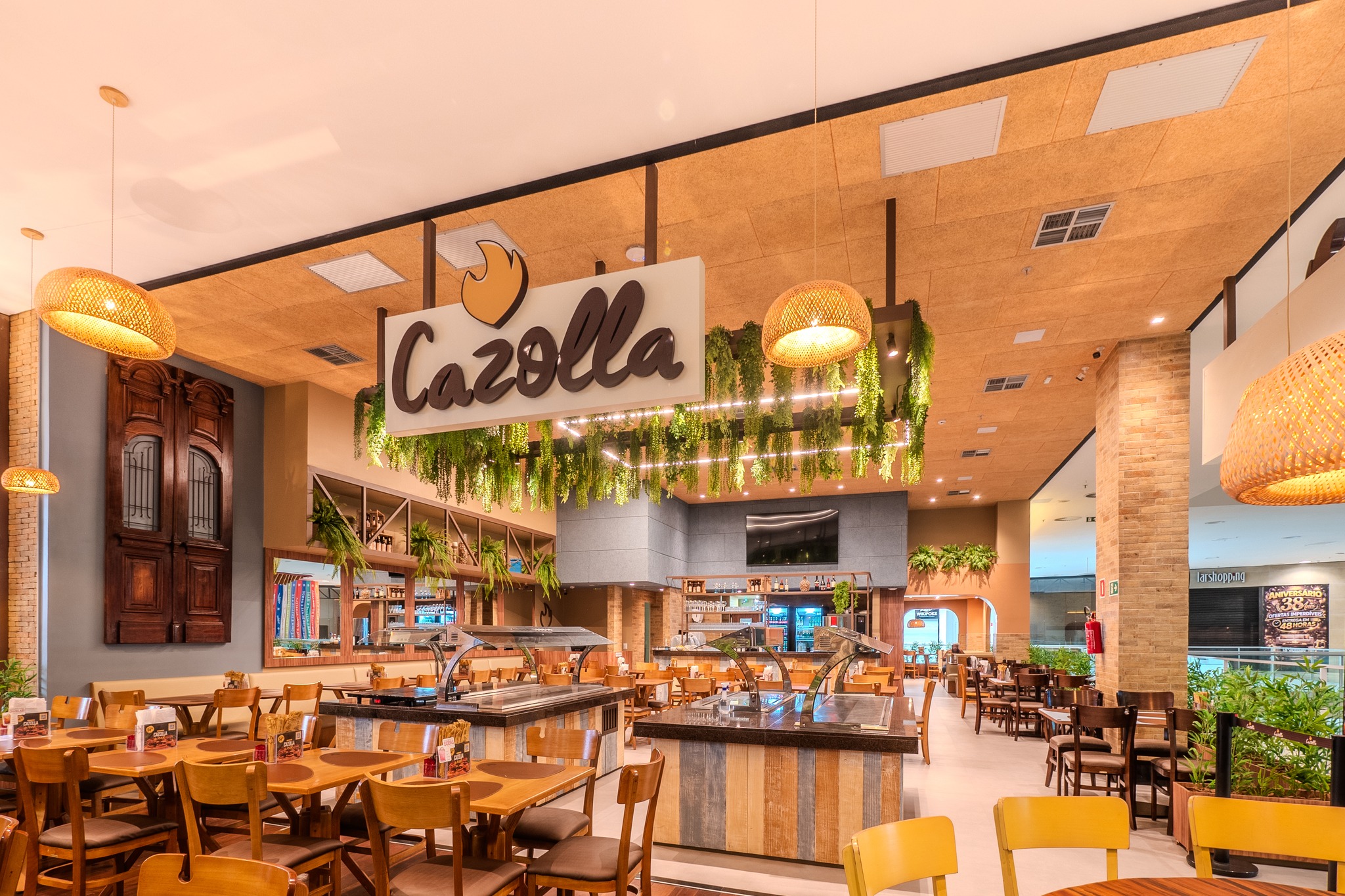 O Cazolla reabriu em um espaço ampliado no Shopping Paralela, agora com um buffet ainda mais completo e capacidade para 110 pessoas. Iniciando uma nova fase, mas com o mesmo compromisso com a qualidade, sem perder a essência que Salvador já conhece.
Para garantir o conforto acústico dessa nova estrutura, a Audium assina o projeto em parceria com @marciameccia Arquitetura, com quem temos uma sintonia de longa data em projetos gastronômicos.
Na especificação técnica, unimos estética e alta performance: utilizamos o forro absorvente acústico Fiberwood (da @ecophon_brasil ), feito de fibra de madeira mineralizada, combinado com lã por cima. Instalado no teto e nas paredes do bar, o material traz alta resistência à umidade e calor e foi personalizado na cor padrão da marca. Com execução primorosa da @construkeruv , essa solução foi pensado para se repetir nos próximos passos da marca, ou seja, o material absorvente faz parte do conceito estético e isso só é possível quando o projeto de interiores prioriza e agrega as demandas acústicas desde a fase de projeto.
Visite o novo @vempracazolla e sinta a diferença que o design e a acústica trazem para a sua experiência!
Arquitetura: @marciameccia
Projeto acústico: @audiumoficial
Materiais: @ecophon_brasil
Obra: @construkeruv