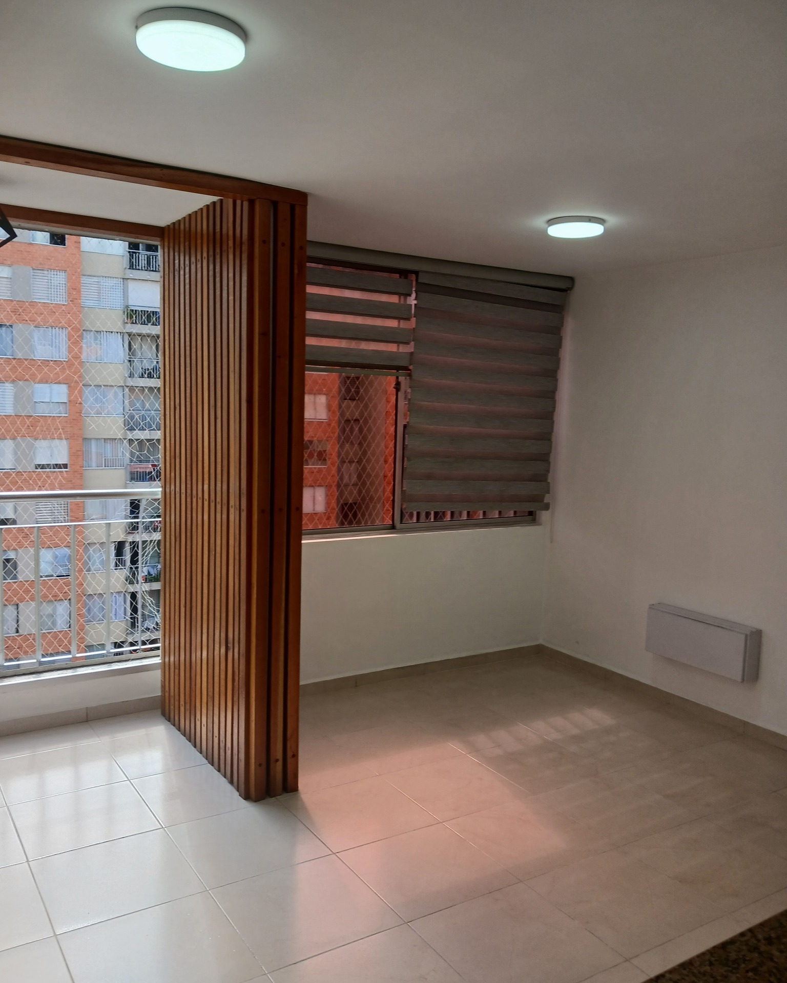 🔑🏬Se Arrienda hermoso apartamento en Conjunto Residencial Los Caobos, Girón
✨Noveno piso, amplio, moderno y acogedor, ideal para disfrutar en familia.
🌿🌿Características del apartamento:
✔️3 habitaciones con clóset.
✔️Baño auxiliar
✔️Cocina integral con horno y estufa
✔️Calentador
✔️Aire acondicionado en la sala
✔️Patio de ropas
El conjunto residencial ofrece:
✨Zonas húmedas con piscinas para adultos y niños
✨Cancha múltiple para deportes
✨Salón de eventos
✨Parque biosaludable y zanas infantiles
📍Excelente ubicación, cerca del anillo vial, del nuevo centro comercial, con fácil acceso al transporte público y a diferentes servicios.
Para mayor información: VERB LINK EN BIO
#InmobiliariaIdm #inmobiliariadeconfianza #inmobiliaria #hogar #arriendo #inmobiliariaidm #hogardulcehogar
