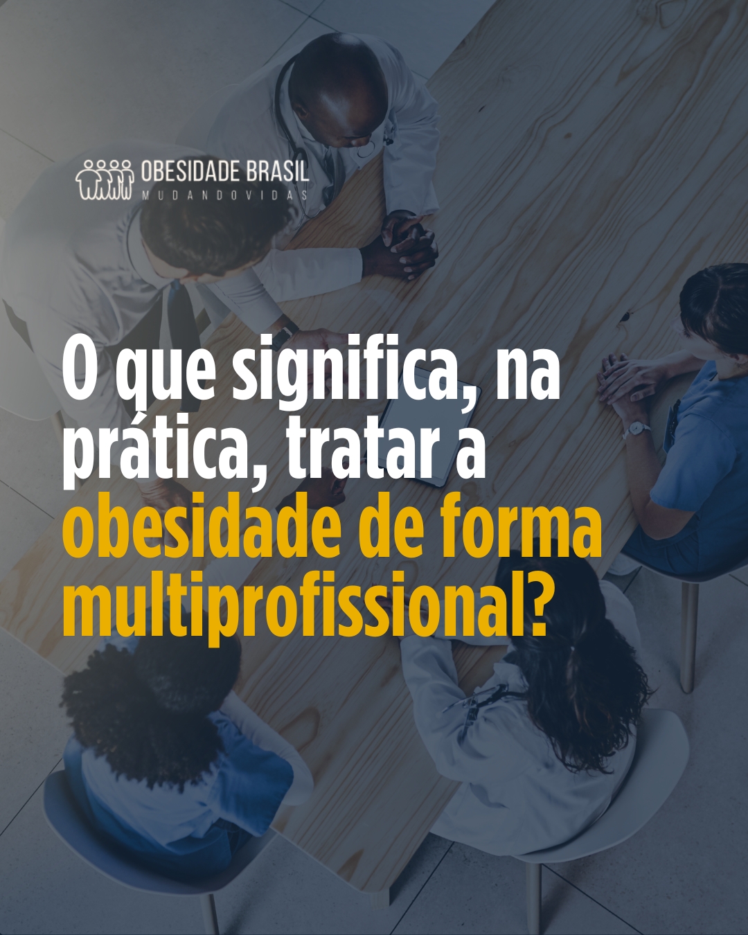Quando falamos em tratamento da obesidade, muita gente pensa apenas em dieta ou em medicamentos.
Mas, na prática, o cuidado é muito mais amplo.
A obesidade é uma doença crônica e multifatorial. Isso significa que diferentes fatores podem contribuir para o seu desenvolvimento e também influenciar o sucesso do tratamento.
Por isso, muitas vezes é necessário o acompanhamento de uma equipe multiprofissional.
O médico avalia o diagnóstico, as comorbidades e as opções terapêuticas. O nutricionista ajuda a construir uma alimentação adequada e sustentável. O psicólogo pode auxiliar na relação com a comida, nas emoções e no enfrentamento do estigma. O educador físico orienta a prática de exercícios de forma segura e individualizada. Em alguns casos, outros profissionais também fazem parte desse cuidado, como fisioterapeutas, enfermeiros e médicos de diferentes especialidades.
Não é necessário que todas as pessoas precisem da mesma equipe, mas sim que cada paciente mereça um plano de tratamento construído de acordo com suas necessidades.
Cuidar da obesidade é olhar para a pessoa como um todo. E quanto mais integrado for esse cuidado, maiores são as chances de promover saúde, qualidade de vida e resultados duradouros.