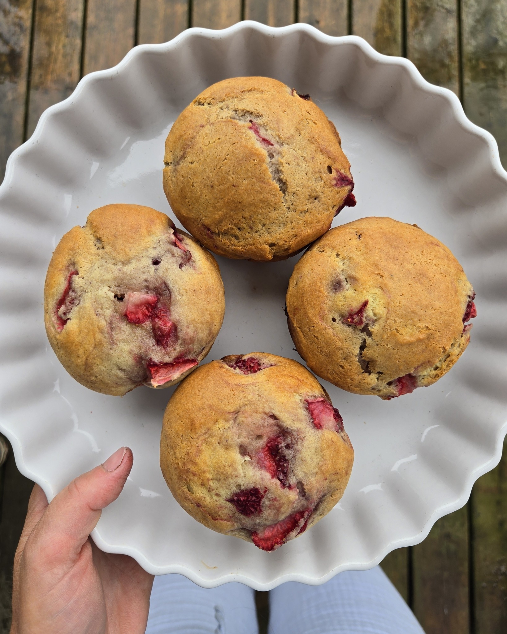 Muffins Godzilla aux fraises 🍓🍓🍓
Donne 6 gros muffins
Fouetter
- 1/2 tasse de sucre
- 1/4 tasse de beurre salé
Ensuite incorporer et mixer
- 2 oeufs
- 1/2 tasse de yogourt à la vanille
Ajouter et battre
- 1 1/2 tasse de farine
- 2 c. à thé de poudre à pâte (levure chimique)
- 1/2 c. à thé de bicarbonate de soude
Ajouter et plier
-1 tasse 3/4 de fraises
Four à 350°C
Environ 28 minutes