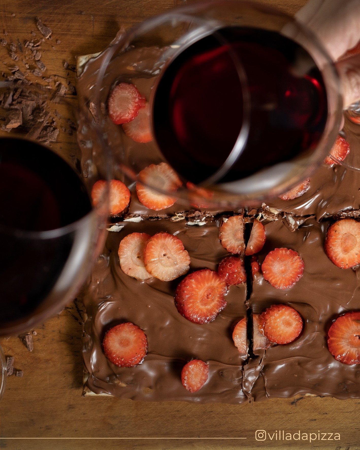 Na Villa da Pizza, o Dia da Pizza é comemorado o mês inteiro e quem ganha é você! Na compra de qualquer pizza larga, ganhe uma brotinho de chocolate.
Aproveite essa combinação irresistível e celebre o sabor com a gente 🍫