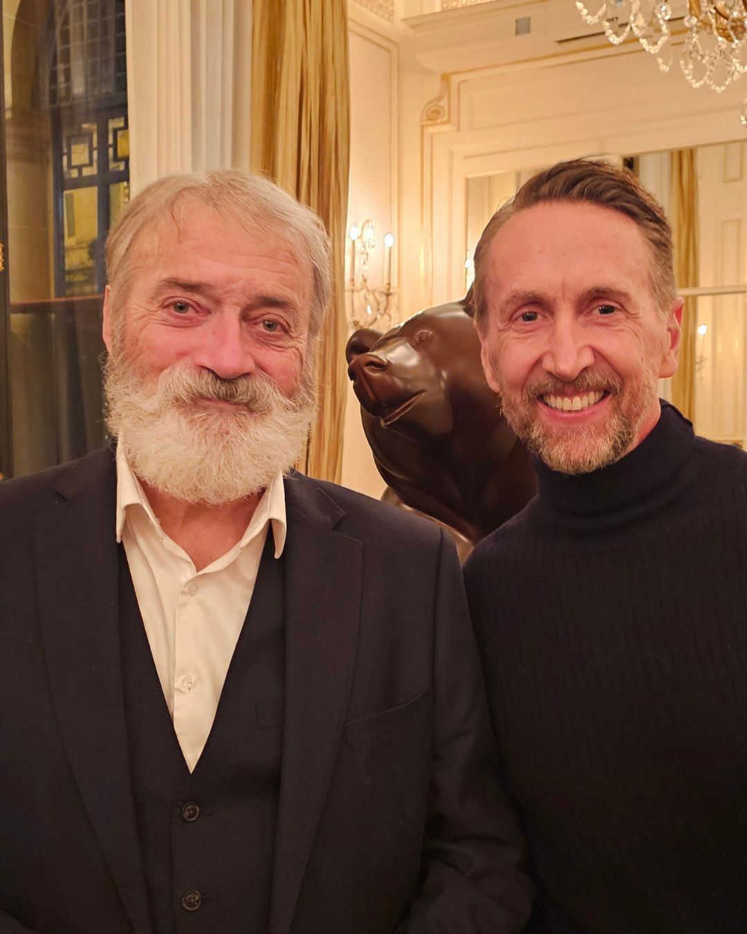 Après la rencontre entre Philippe CAVERIVIERE et Michel BASSOMPIERRE au mois de mars dernier au Plaza Athénée à Paris, Philippe a très gentiment pris quelques heures avant son spectacle à Nantes pour venir visiter l'atelier et se plonger dans l'univers de Michel.
Un grand merci à @philippecaveriviere et félicitations pour son magnifique spectacle.
#decouverte #rencontre #michelbassompierre #atelier
