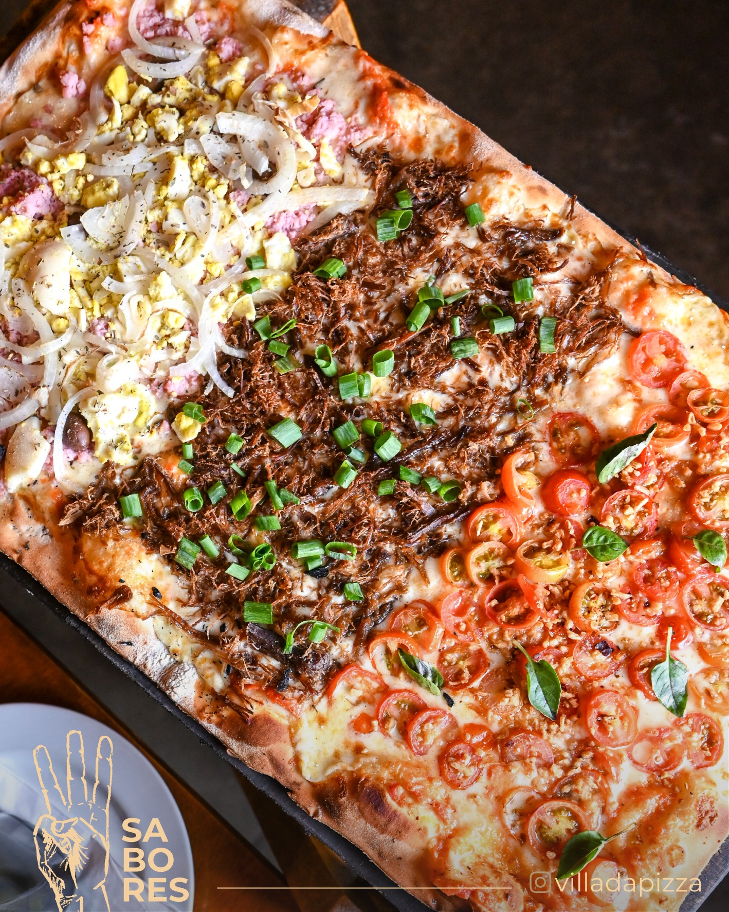 A pizza três sabores é a escolha perfeita para quem não abre mão da variedade e quer reunir diferentes combinações em um único pedido. Mais opções para compartilhar, mais motivos para aproveitar o melhor do domingo.