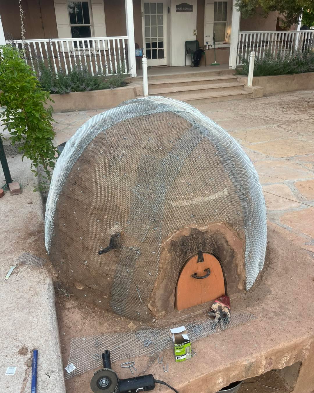 I redid the Orno stucco, which was peeling off, by installing a metal structure.
This afternoon the final touch was applied to the adobe with two coats of linseed oil.