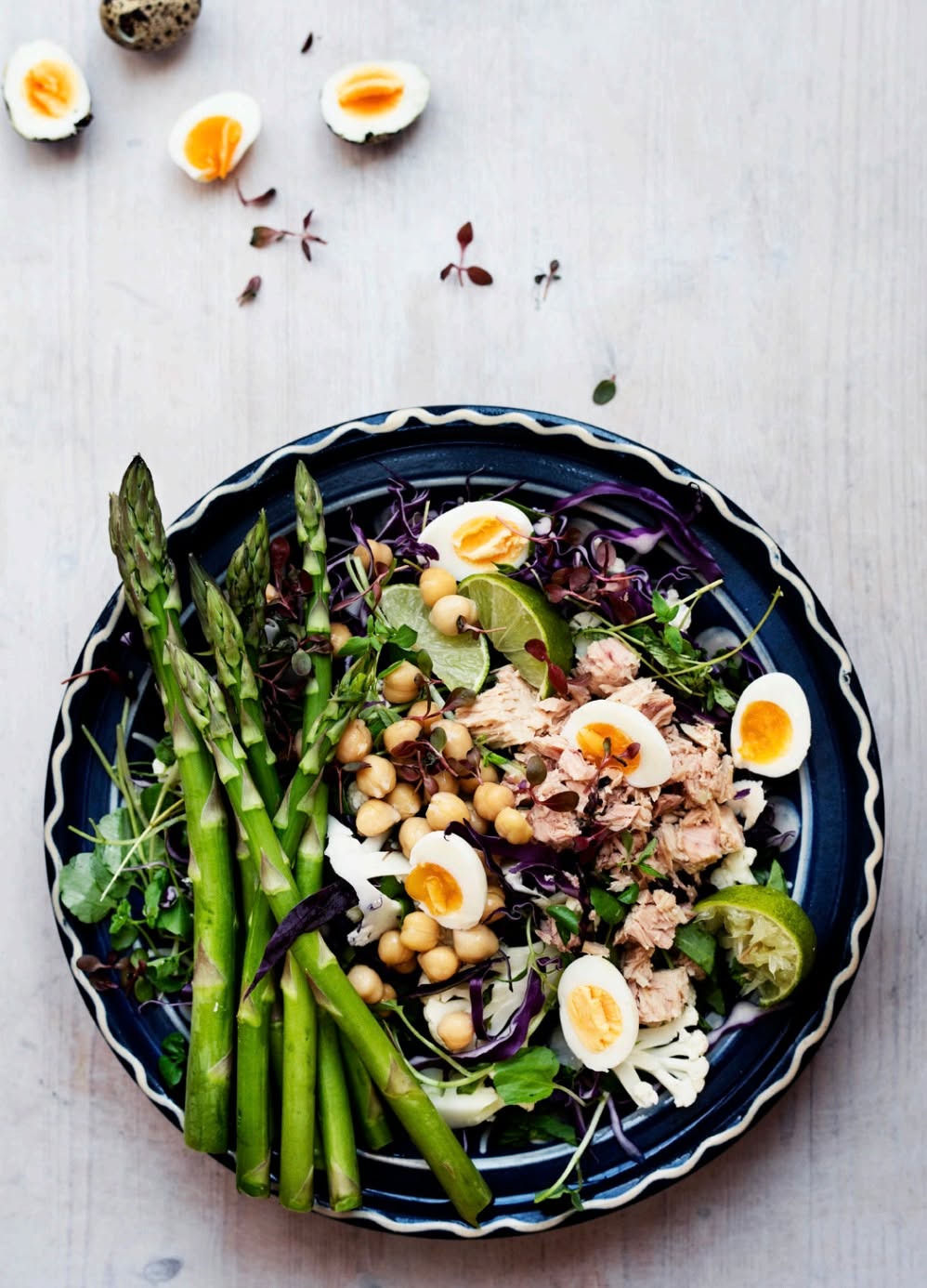 Hverdags kålsalat med kikærter, tun og æg.
2 portioner
• 200 g rød spidskål, fintsnittet
• 200 g blomkål, groftrevet eller
finthakket
• 4-6 asparges, skåret i skiver
• en stor håndfuld babyspinat
• en stor håndfuld frisk dild, finthakket
• 1 dåse tun i vand
• 3 spsk. koldpresset rapsolie med
citron eller pistacienøddeolie
• saften fra 1 limefrugt
• 2 æg eller 6 vagtelæg, hårdkogte
eller kogt smilende, delt i kvarter
• lidt saltflager
• 20 g grøn pesto, lavet på olivenolie eller rapsolie
• 150 g kogte kikærter eller linser,
alternativt 120 g forkogte nye
kartofler
• evt. 1 spsk. kapers
• evt. 1 bananløg eller 1-2 forårsløg,
finthakket
Bland alle grøntsagerne sammen i et fad. Top med friske urter. Fordel
tunen over grøntsagerne. Rør olie og limesaft sammen. Hæld det over
salaten. Pynt med æg, og drys med salt. Top med pesto og kikærter, og
pynt evt. med kapers og løg.
Spis 1 portion.