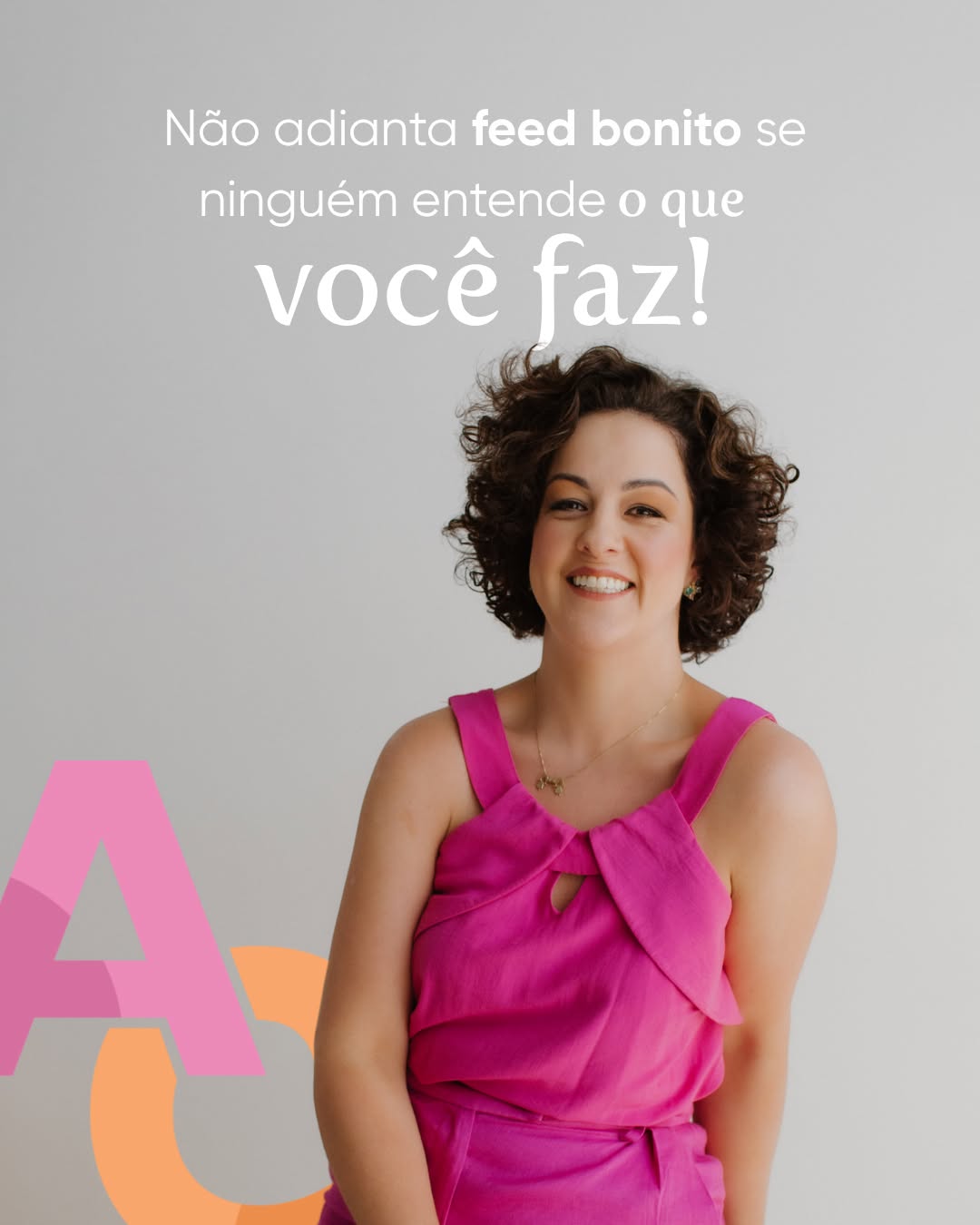 Estética comunica. Mas a clareza converte.
Uma clínica pode ter o Instagram mais visualmente impecável e, ainda assim, não gerar as consultas do jeito que deseja. Sabe por quê? O paciente não entendeu o que aquela marca oferece, para quem e com que diferenciais.
A beleza atrai. Mas não retém. É o posicionamento que define se aquela pessoa vai dar o próximo passo. 🚶♀️
Antes de pensar em paleta de cores, reflita sobre o que a dia comunicação precisa transmitir para que o paciente certo confie em você e na sua equipe.
Essa é a pergunta que a Abrace responde antes de criar qualquer arte!
#comunicaçãoestratégica #posicionamento #clínicas #abracecomunique #marketingparclínicas