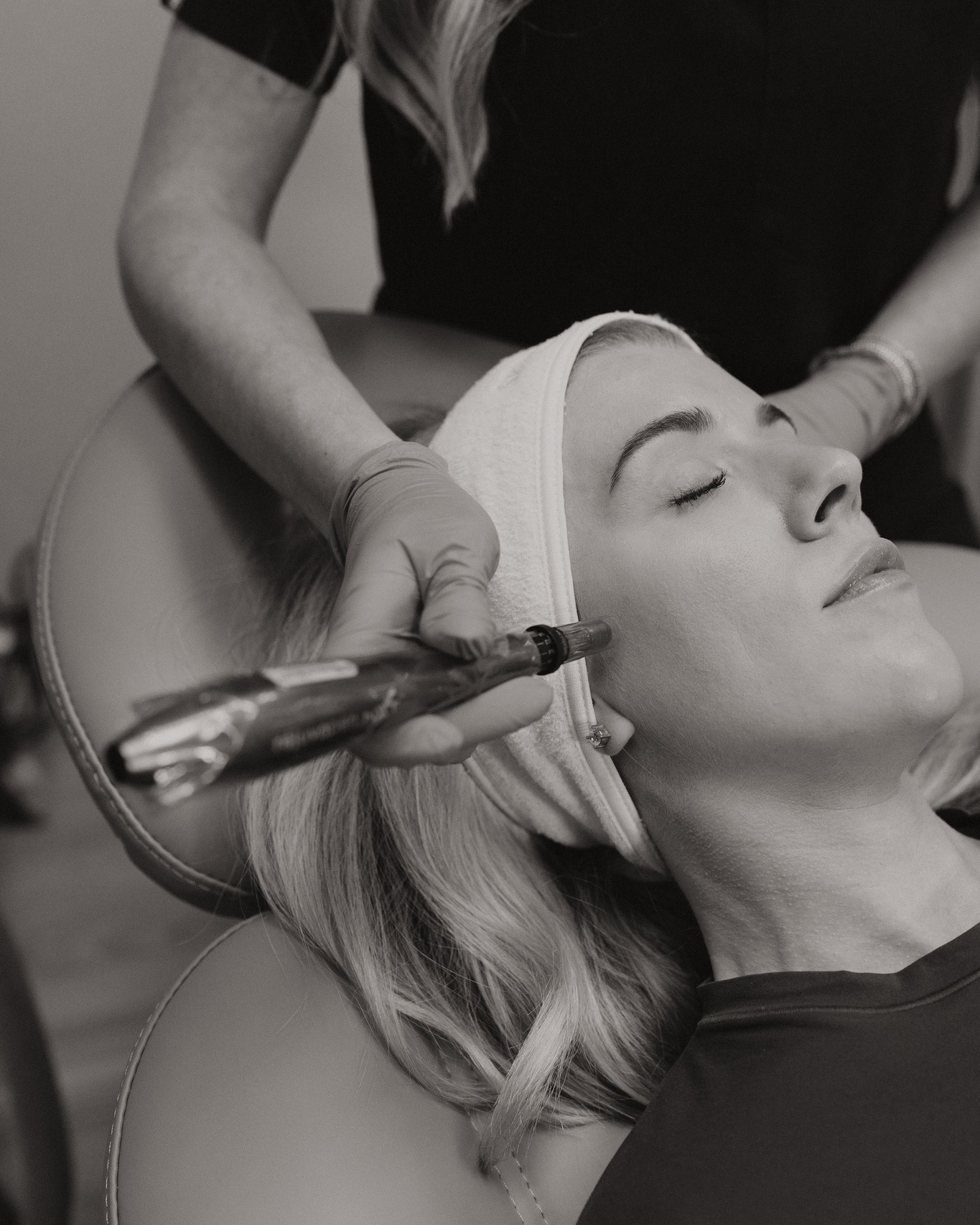 Microneedling 101â¨
Here's the simple version: microneedling uses very fine needles to create tiny, controlled micro-channels in the skin. Your body reads those as a signal to repair, ramping up its natural renewal process.
What it can help with: uneven texture, the look of fine lines, dullness, and the appearance of pores.
Why we love it: it works with your skin, gradually and naturally.
Because results build over a series, this month's special is perfectly timed:
Microneedling: buy 3, get 1 free, all July long.
Curious if it's right for your skin? Call 715.506.2222 or book at www.skinnovationswisconsin.com for a consult.
#Skinnovations #Wausau #Minocqua #MedSpa #Microneedling #NursePractitioner