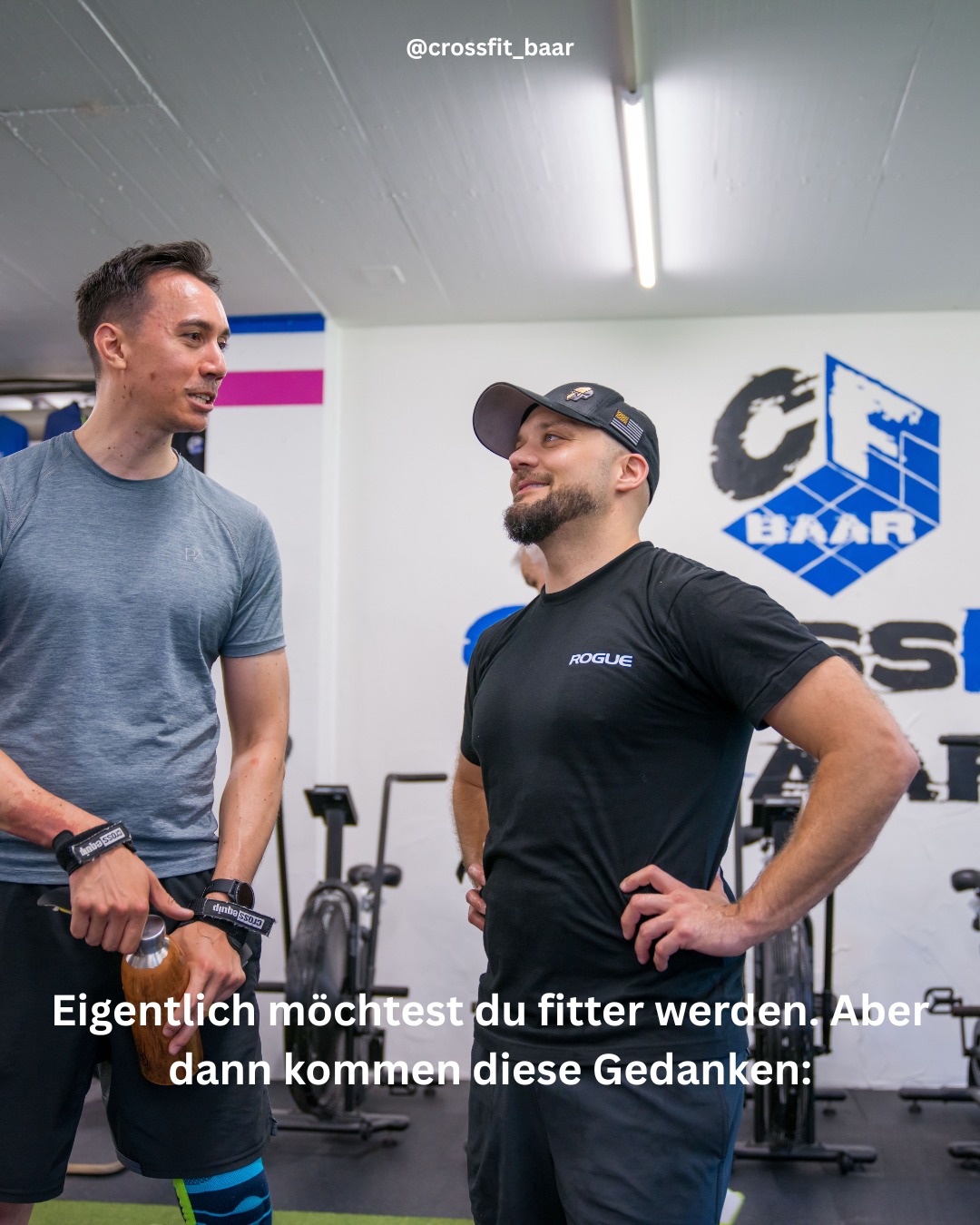 Hand aufs Herz: Was hält dich im Moment wirklich davon ab, etwas für dich und deine Gesundheit zu tun?
Ist es tatsächlich die fehlende Zeit?
Oder vielleicht eher die Angst, nicht mithalten zu können?
Zu unfit zu sein.
Nicht zu wissen, was dich erwartet.
Oder die Sorge, dass alle anderen viel fitter, stärker oder sportlicher sind als du.
💬 Wir hören diese Gedanken fast täglich. Doch die meisten Menschen, die heute ganz selbstverständlich bei uns trainieren, hatten genau dieselben Zweifel.
Sie dachten: „Ich muss zuerst fitter werden.“ / „CrossFit ist doch nur etwas für super sportliche Menschen.“ / „Ich blamiere mich bestimmt.“ / "Ich kann die Übungen nicht."
Doch genau dafür gibt es Coaches. Genau deshalb passen wir jede Übung individuell an. Genau deshalb trainieren bei uns Menschen mit ganz unterschiedlichen Voraussetzungen, Zielen und Geschichten.
Du musst bei uns niemandem etwas beweisen. Du musst einfach bereit sein, den ersten Schritt zu machen. Denn der schwierigste Teil ist oft nicht das Training. Sondern die Entscheidung, überhaupt anzufangen Und genau dabei begleiten wir dich.
👇 Verrate uns doch: Was hält dich aktuell am meisten davon ab, regelmässig Sport zu machen?
#crossfitbaar #baar #zug #zugschweiz #zugcity #crossfitfüralle #fitnessfüralle #gemeinsamstärker #gesundbewegen #stärkerwerden #mehrenergie #krafttraining #bewegungmachtglücklich #anfangenstattaufschieben #dranbleiben