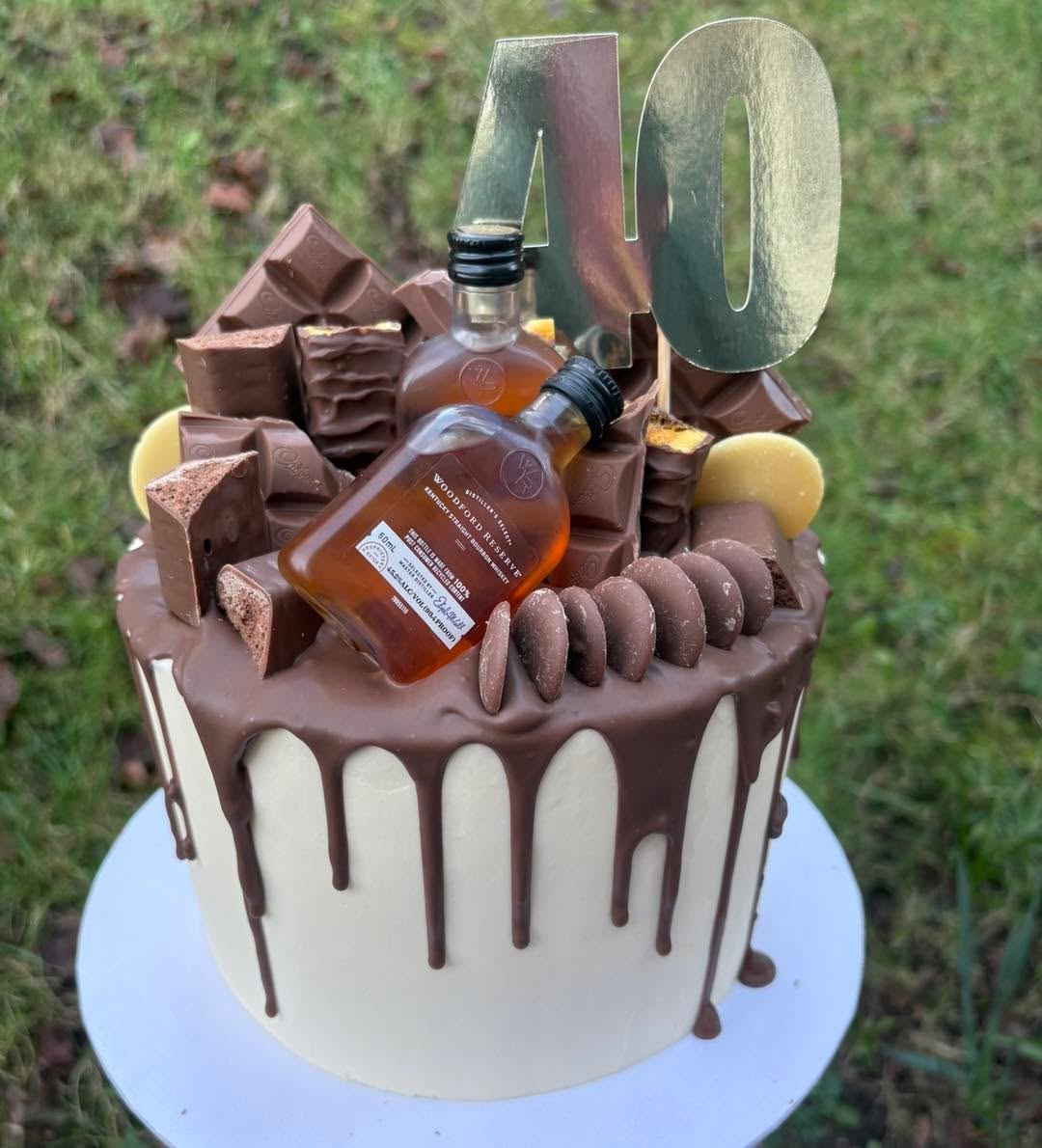 🍫✨Here’s to 40 years of great memories—and many more to come. 🥂
#40thBirthday #BirthdayCake #ChocolateCake #DripCake #WhiskyCake #ChocolateLovers #LuxuryCake #CustomCakes #CelebrationCake #CakeDesign #ButtercreamCake #CakeArt #DessertLovers #BakersOfInstagram #InstaCake