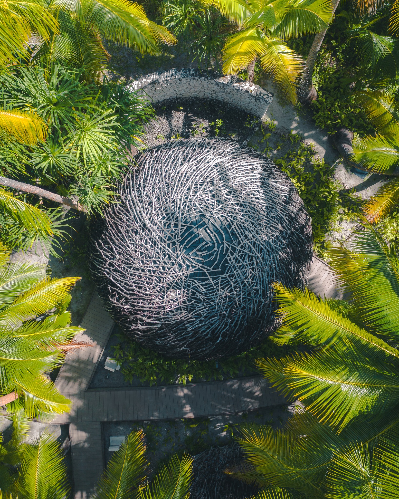 Un nido en el corazón de la selva de Tetiaroa.
El spa de The Brando no es un simple lugar de bienestar: es una obra de arte viva, donde la arquitectura y la naturaleza se funden en una sola experiencia.
Aquí, el cuerpo descansa. El alma, también.
✦
A nest at the heart of Tetiaroa's jungle.
The Brando's spa is not simply a wellness space, it is a living work of art, where architecture and nature merge into a single experience.
Here, the body rests. So does the soul.
📷 @johan_drone_adventures – @thebrandoresort
#MoemoeaTravel #PolinesiaFrancesa #FrenchPolynesia #TheBrando #Tetiaroa #LuxurySpa #WellnessRetreat #EcoLuxury #ArchitectureAndNature #IslandWellness #BespokeTravel #LoveTahiti