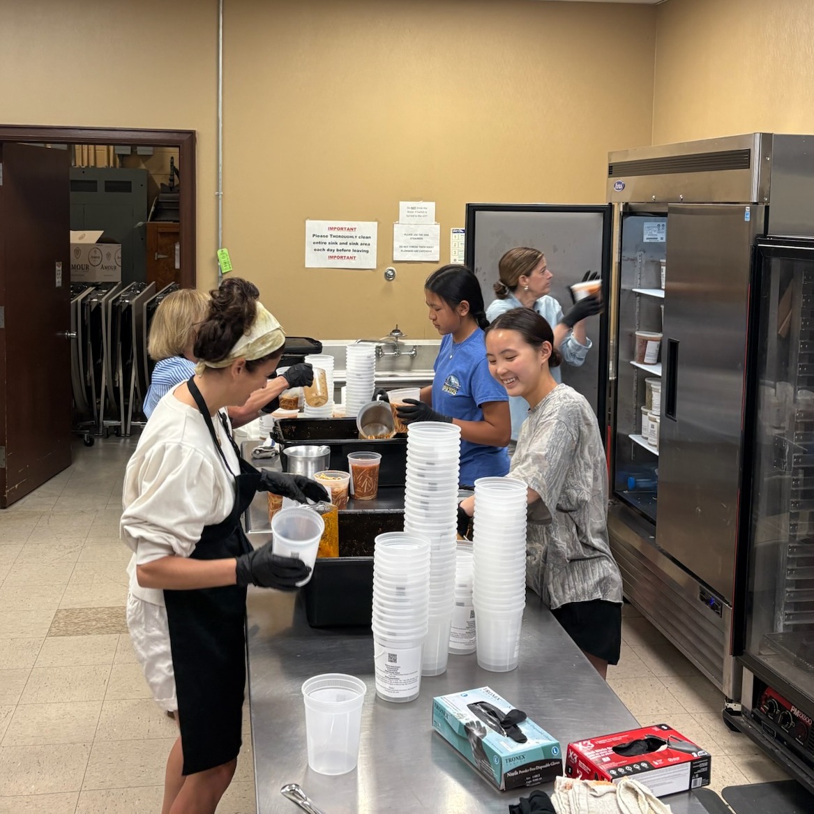 Are you ready to become a Hunger Hero this summer?! Reserve your spot today and help us turn rescued food into nourishment for our community.
We're looking for volunteers (ages 12+) to help prepare and package nutritious meals for families across Baton Rouge. Shifts are available on Tuesdays and Thursdays, with only 5 spots per shift for a hands-on experience.
Before joining us, please be sure to:�
✔️ Wear closed-toe shoes�
✔️ Pull back long hair�
✔️ Wear comfortable clothing suitable for a kitchen environment�
✔️ Be prepared to stand for extended periods
Check out our link in bio or Volunteer Highlight to reserve your spot today!
#RescueFoodBR #VolunteerBR #HungerHeroes #WasteLessFeedMore