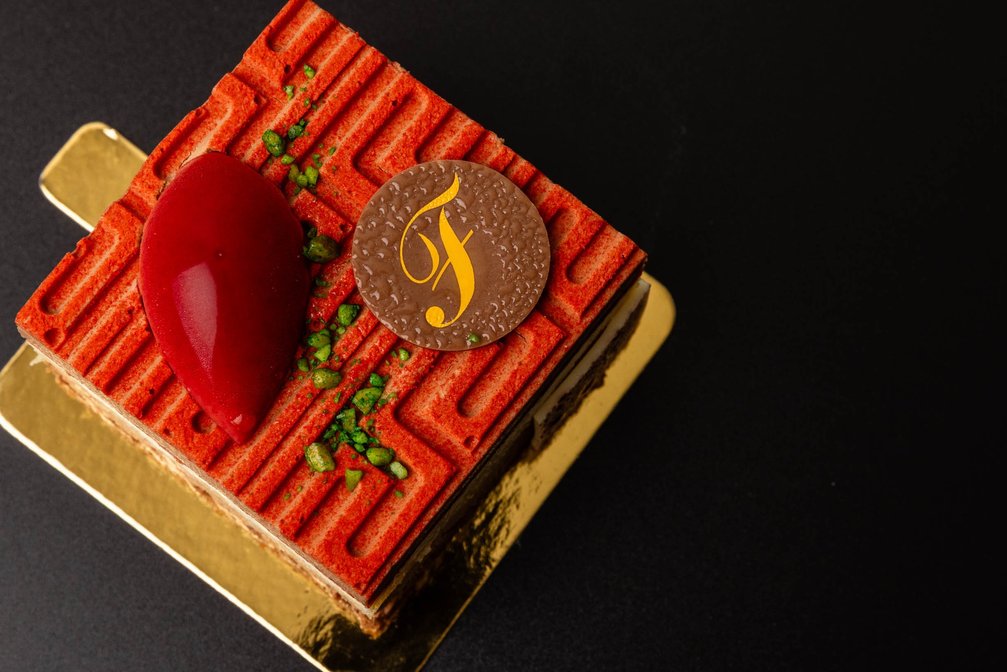 Some desserts deserve your full attention.
Our Wild Strawberry individual cake brings together layers of wild strawberry and milk chocolate mousse, smooth vanilla bean panna cotta, flourless lemon cake and rich flourless chocolate cake. Finished with a handcrafted macaron, it’s a beautiful balance of fresh, creamy and indulgent flavours.
Whether you’re treating yourself or picking up dessert for someone special, the Wild Strawberry is waiting for you at Flute.