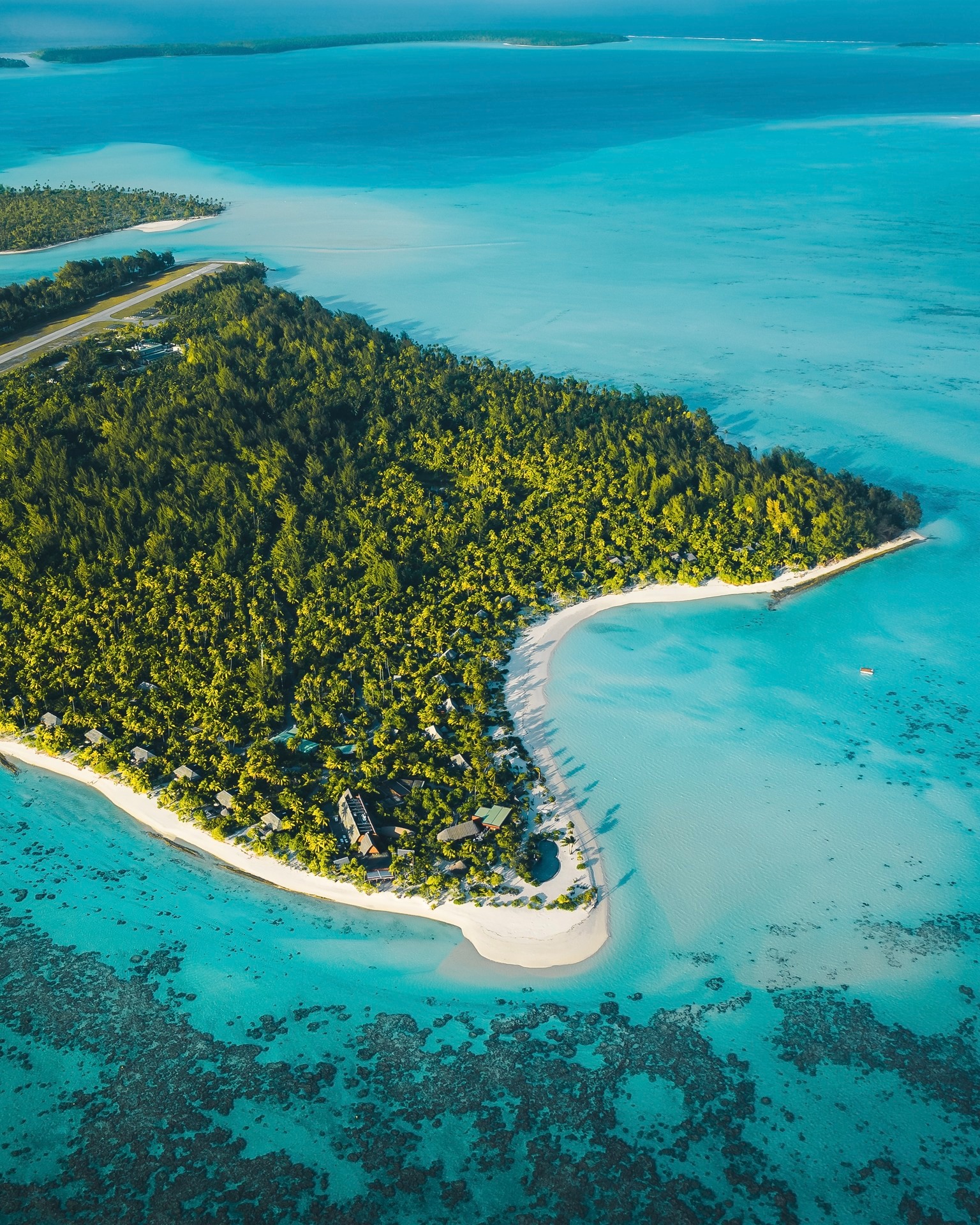 Tetiaroa. Un atolón en medio del Pacífico, casi imposible de encontrar en un mapa.
Una franja de arena blanca, una selva intacta, una laguna infinita.
Y en su corazón, The Brando: el refugio que eligió Marlon Brando para perderse del mundo.
Algunos sueños tienen coordenadas. Nosotros las conocemos.
✦
Tetiaroa. An atoll in the middle of the Pacific, almost impossible to find on a map.
A strip of white sand, an untouched jungle, an endless lagoon.
And at its heart, The Brando, the sanctuary Marlon Brando chose to disappear from the world.
Some dreams have coordinates. We know them.
📷 @johan_drone_adventures - @thebrandoresort
#MoemoeaTravel #PolinesiaFrancesa #FrenchPolynesia #TheBrando #Tetiaroa #PrivateAtoll #UltraLuxury #SecretParadise #EcoLuxury #BespokeTravel #LoveTahiti #ExclusiveEscape
