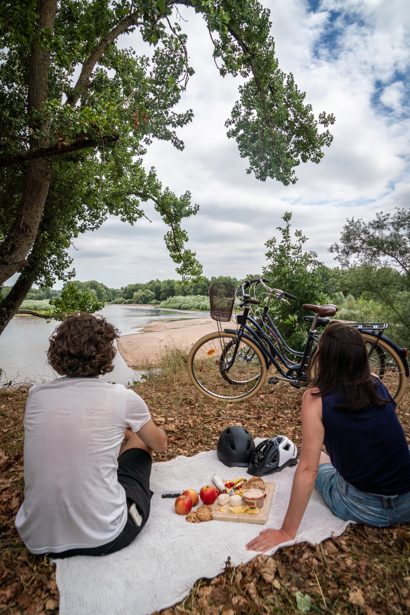 Le bonheur tient à peu de choses : deux vélos, de quoi grignoter et la Loire pour seul horizon. 🚲
Douceur de vivre à la ligérienne 🤍
📷Ad2T du Cher
#Loireenvie