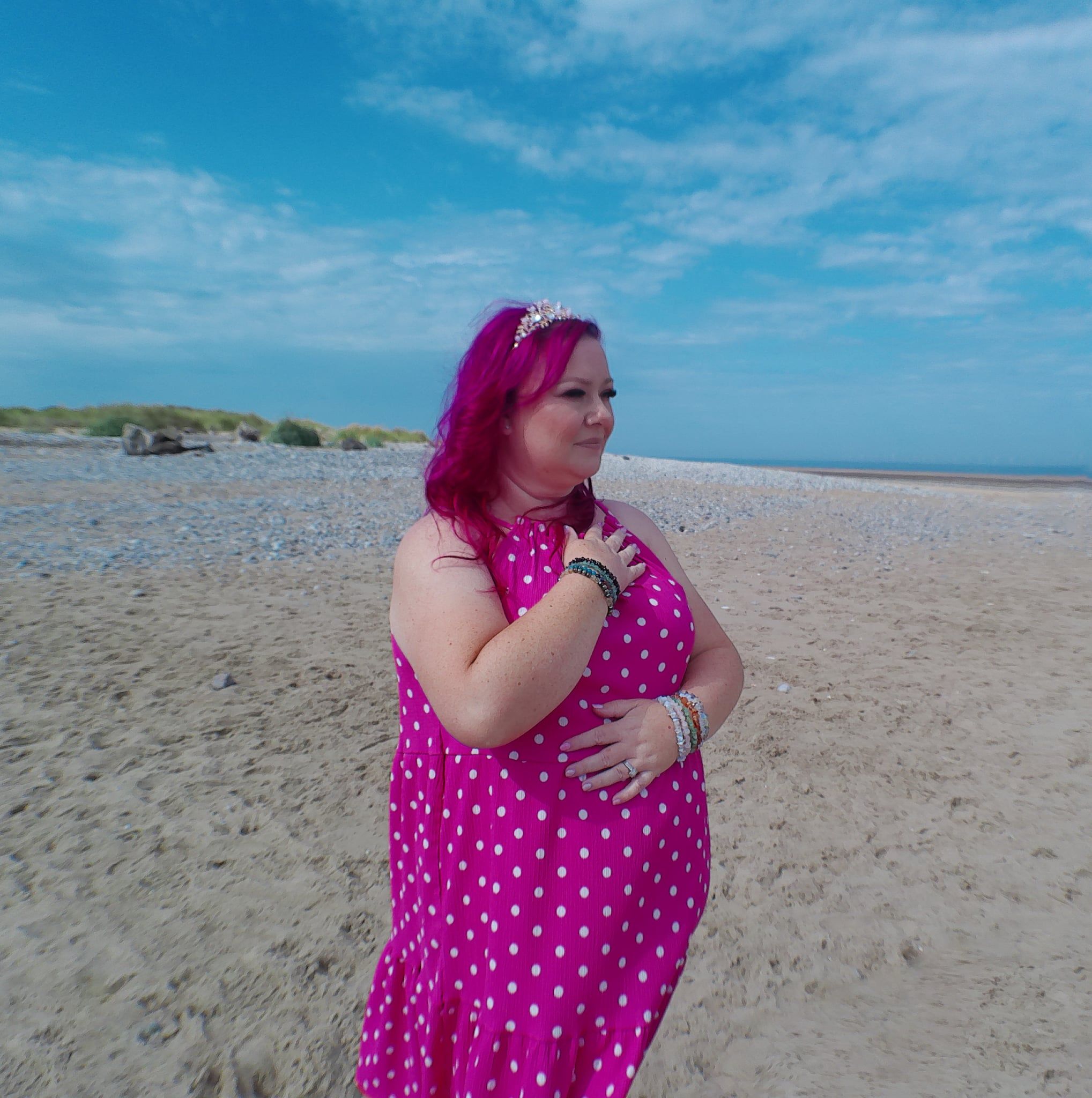 10 years ago tomorrow I had my 1st miscarriage....
This experience changed my life.
I felt a failure as women
I felt I failed being a mum
I hated myself and my body.
Underneath this broken version of me I began to peel back those layers and started to work on me!! Not for anyone else for ME...
The person I am today is not the same person I was 10 years ago.
This week is testing me beyond but I know ive got through worse... and I found the light again..... i know the light will find me!!
🩷✨️🩷