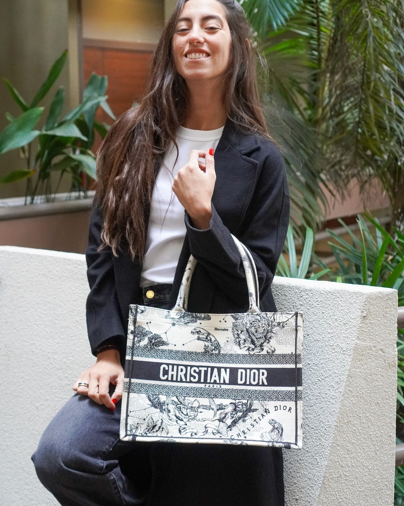 Espaciosa y elegante, es una de esas carteras que trascienden temporadas.
Conocé esta pieza única en nuestro showroom.
No somos socios comerciales de las marcas consignadas.
#dior #thecircleboutique #secondhand #luxurybags