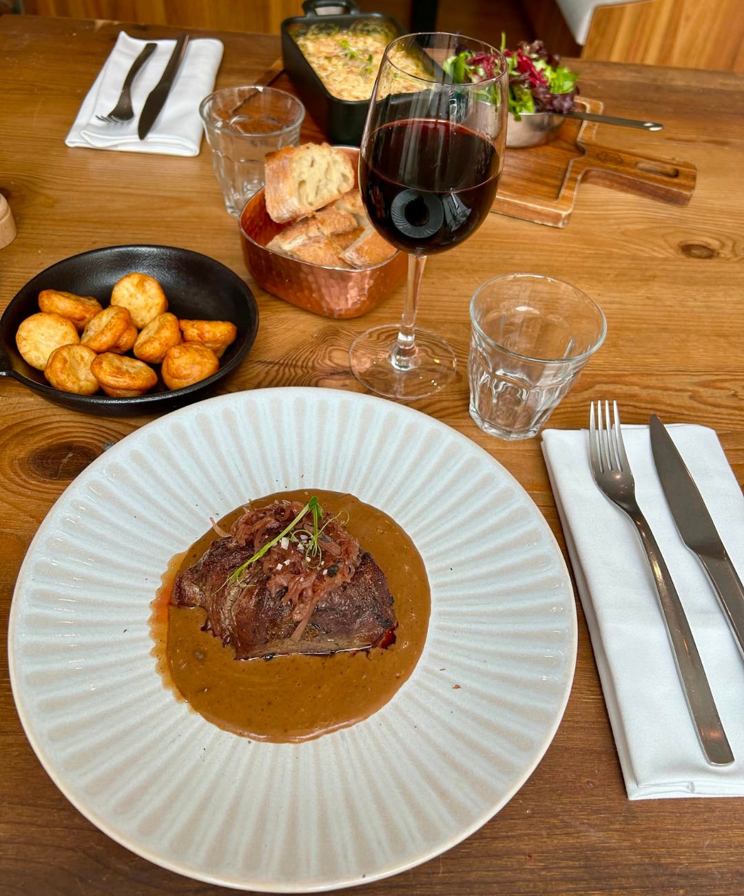 🥩 Bon… on hésitait… mais on a craqué 😏
Cet été, on dit au revoir à notre entrecôte frites…
👉 et on la remplace par quelque chose de sérieusement gourmand
Pavé de bœuf, sauce nappante au poivre & ail noir,
pickles d’échalote brûlée…
Et là, accrochez-vous 👇
👉 à la place des frites : des pommes dauphine maison
Moelleuses, croustillantes…
UNE TUERIE 🤤
Franchement, nous aussi on bave…
📍 Mercure Bordeaux Centre Gare Atlantic
#BistrotSaintJean #RestaurantBordeaux #CuisineDeSaison #FoodBordeaux #Gourmandise