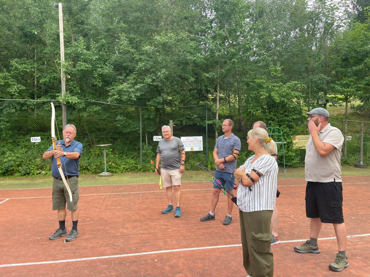 Was für ein großartiger Abend! Im Rahmen unseres „Wocha teil’n“ durften wir den Bogenclub Kirchham besuchen – und eines ist sicher: Das hat richtig Spaß gemacht! 🏹
Nach einer tollen Einführung konnten wir unser Geschick mit Pfeil und Bogen unter Beweis stellen. Eine spannende Erfahrung, viele lustige Momente und jede Menge gute Stimmung machten den Abend zu einem echten Highlight. 😊
Ein ganz besonderes Dankeschön an Alois Thanner für die hervorragende Betreuung – vom Bogencamp bis zum Grill. Mit viel Engagement und Herzblut hat er für ein rundum gelungenes Erlebnis gesorgt. 👏🥩
Den Abend ließen wir anschließend in gemütlicher Runde ausklingen. Vielen Dank an den Bogenclub für die Gastfreundschaft – wir kommen gerne wieder! 💙
#ÖVPKirchham #WochaTeiln #BogenclubKirchham #GemeinsamFürKirchham #Teamgeist