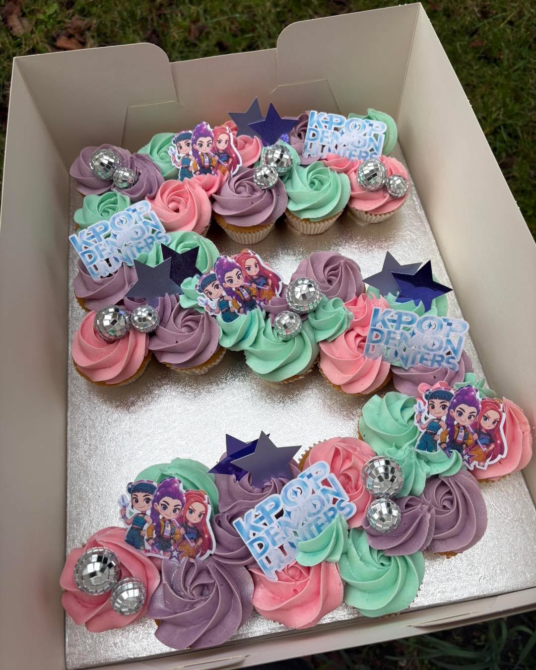 💜🩷💚🎉 Who says you need a traditional cake when cupcakes can steal the show? 💫
#CupcakeCake #BirthdayCupcakes #KPopDemonHunters #ThemedCupcakes #CustomCupcakes #ButtercreamCupcakes #CupcakeArt #BirthdayTreats #PartyDesserts #CelebrationCake #BakersOfInstagram #CakeDecorating #DessertTable #PastelAesthetic #InstaBakes