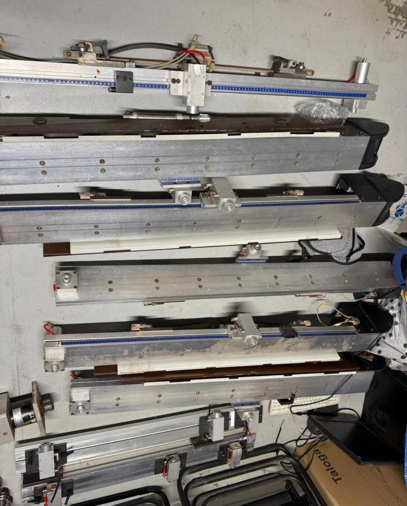 ⚡ OCCASIONE CNC – 6 Barre Schmalz Disponibili! ⚡
Aggiorna il banco della tua macchina con la qualità del leader nei sistemi di bloccaggio a vuoto. Dantoolscnc propone un lotto di 6 barre Schmalz di seconda mano in condizioni eccellenti.
Perché sceglierle?
1. Pronte all'uso: Componenti sani, guide millimetrate ben leggibili e profili in alluminio robusti.
2. Misura standard: Lunghezza verificata di ~130/135 cm.
3. Disponibilità immediata: Evita i lunghi tempi di attesa del nuovo.
Le barre sono visionabili in foto e a magazzino. La richiesta per questo tipo di componenti è sempre altissima, quindi ti consigliamo di affrettarti!
📩 Contattaci per un preventivo: info@dantoolscnc.com #woodworking #woodworkingmachines #dantoolscnc #falegnameria #planetcncmachines #vacuumsystem