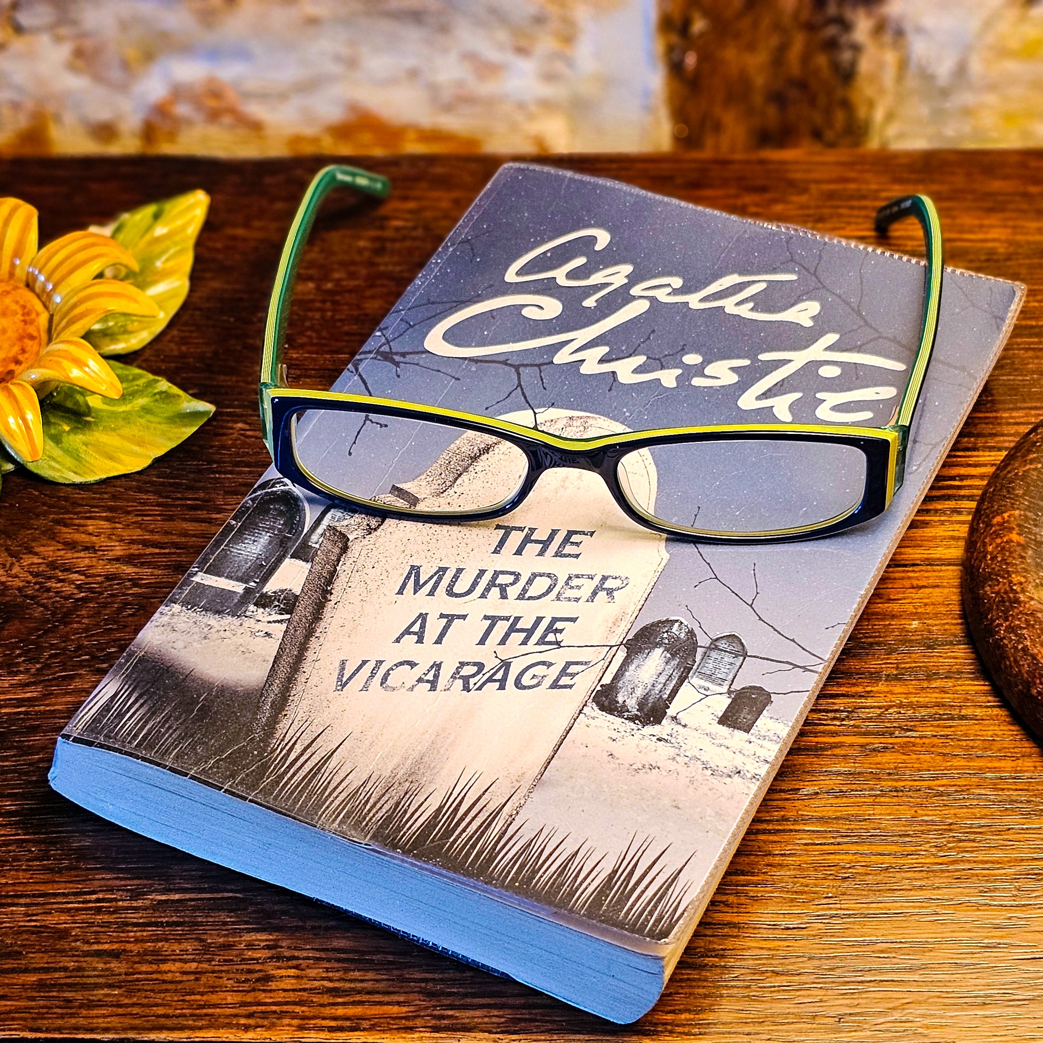 Vi piace Agatha Christie? Io la adoro... e in particolare adoro Miss Marple, la simpatica vecchietta che vive in un romantico villaggio della campagna inglese, coltiva le rose e, con la sua intelligenza acuta e il suo incredibile spirito di osservazione, aiuta la polizia a risolvere delitti apparentemente irrisolvibili.
Dalla Morte nel Villaggio a Polvere negli Occhi, io ho letto tutti i romanzi che hanno come protagonista Miss Marple e ho visto tutte le serie TV che negli anni hanno portato sul piccolo schermo questi capolavori del crime.
E proprio a Miss Marple è dedicato il mio nuovo video, che pubblicherò questa sera alle ore 21 (ora italiana).
Nel video, vi porto alla scoperta del villaggio in cui è stato ambientato il villaggio immaginario di St Mary Mead nella serie della BBC con Joan Hickson, l'attrice che per me resta la Miss Marple per eccellenza. Un luogo incantato che, al di la del legame con Miss Marple, è uno dei villaggi più affascinanti del sud dell'Inghilterra.
Il 2026 è davvero l'anno giusto per parlare di Agatha Christie, perchè proprio quest'anno ricorrono 50 anni dalla sua morte.
Agatha Christie è la regina indiscussa del giallo: in quasi sessant'anni di carriera, ha pubblicato 66 romanzi, 150 storie brevi e 25 opere teatrali, battendo ogni record in termine di vendite: oltre 2 miliardi di copie, tradotte in oltre 100 lingue! A tutt'oggi, è la scrittrice che ha venduto più libri nella storia dopo William Shakespeare.
Insomma, un autentico gigante della letteratura mondiale.
Se siete fan di Miss Marple e avete visto la serie TV, non perdetevi il mio video questa sera: sicuramente, riconoscerete alcune dei luoghi che vi portero' a visitare.
E voi, preferite Miss Marple o Poirot?
#passionecampagnainglese #missmarple #missmarplemistery #agathachristie #agathachristiebooks #poirot #letteratura #letteraturainglese #giallo #crimestory #netherwallop #crimefiction #crimefictionbooks #leggerchepassione #readingclub