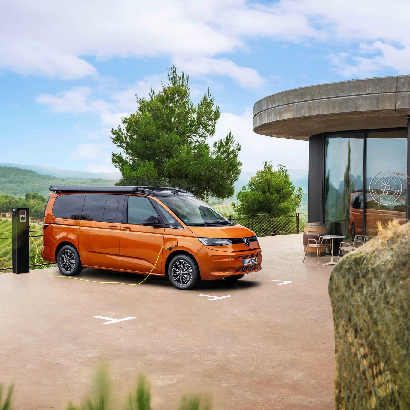 ☀️ Sommerzeit ist California Zeit 🌴🚐
Die Tage sind länger, die Sonne zeigt sich von ihrer schönsten Seite und die Lust auf spontane Ausflüge wächst. Genau die richtige Zeit für ein bisschen California-Feeling - hier übrigens mit dem Plug-in Hybrid.
Ob ans Wasser, in die Berge oder einfach dem Alltag für ein paar Stunden entfliehen – mit dem VW California beginnt das Feriengefühl bereits beim Losfahren. 🚐✨
Wohin würde dich dein nächster Sommertrip mit dem California führen? 🌅
#fischeragbaldegg #vwnutzfahrzeuge #volkswagen #vwcalifornia #vanlife