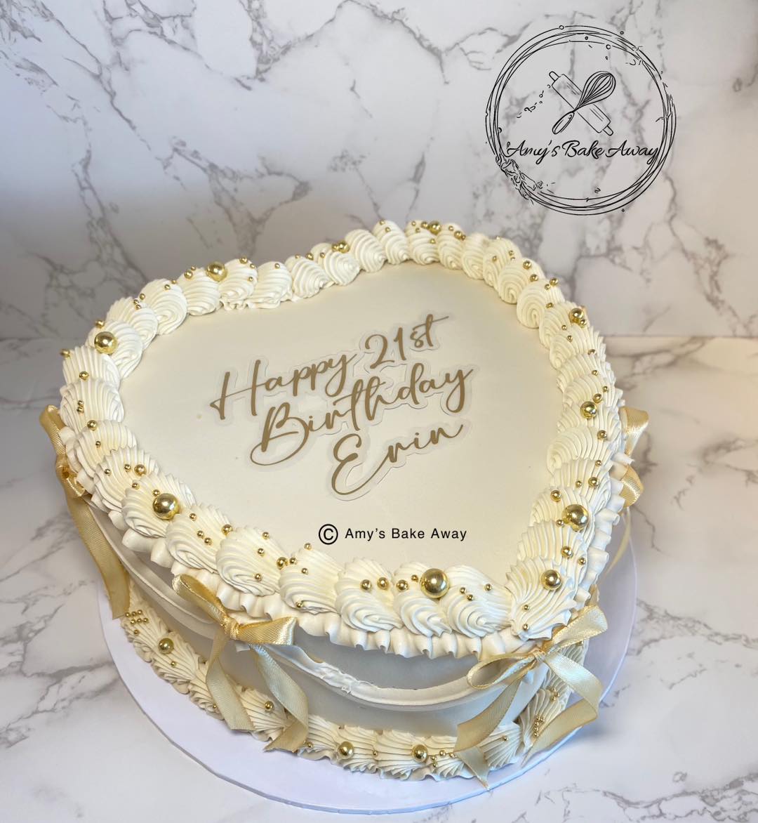 White & Gold Heart Cake 🤍✨
.
.
#dublincakes #dublin #cakesofinstagram #lambethcakedesign #lambethcake #heartcakes #customcakes #exploremore #dublinireland #lambethcakestyle #bespoke #heartcakedesign #cakecreations #amysbakeaway #bespokedesign #whiteandgold #whiteandgoldcake #whiteandgolddecor #goldbows