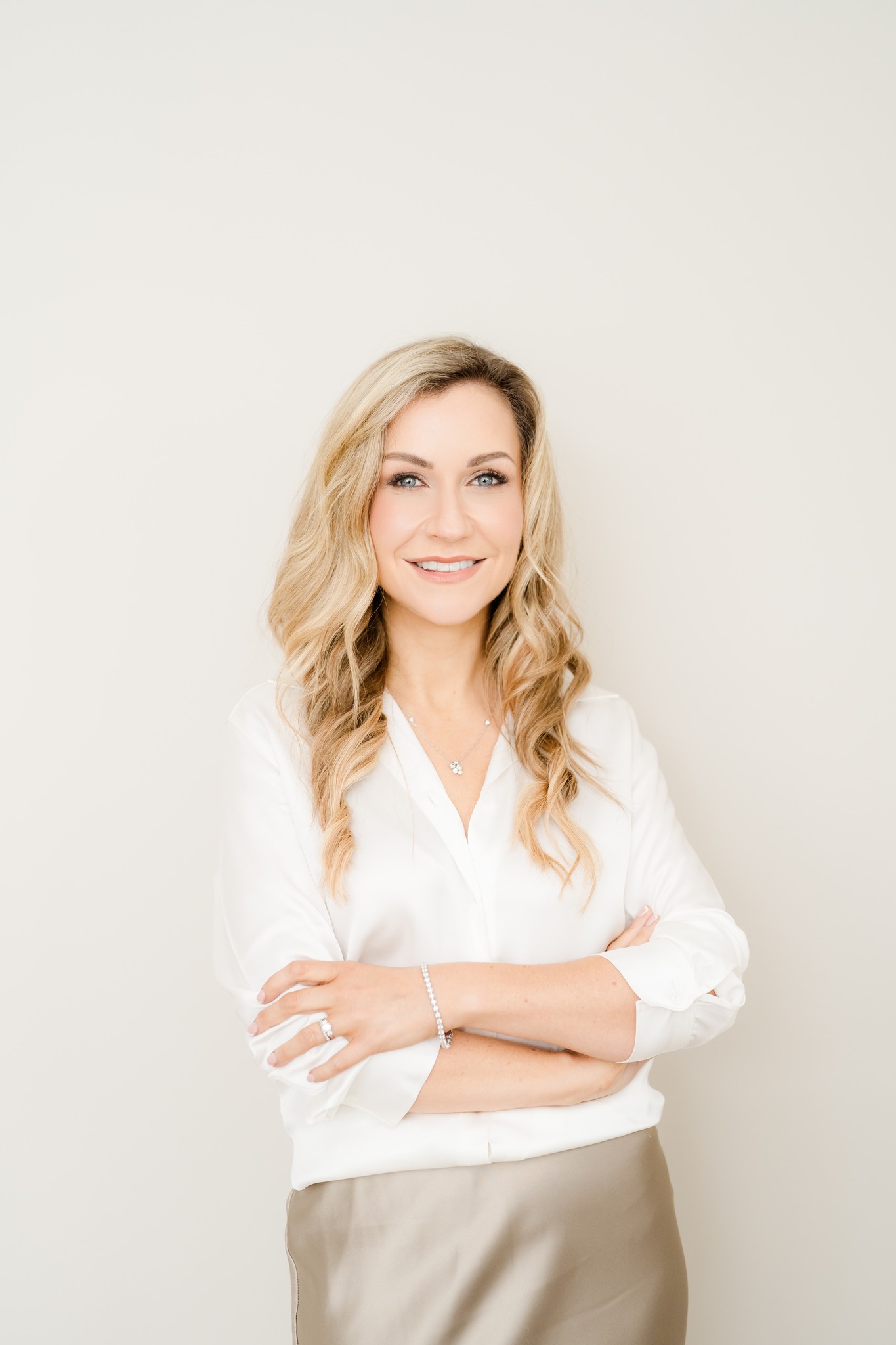 If you have noticed more congestion, blackheads or spots since the temperature climbed, you are not imagining it.
Heat increases sebum production. Sweat mixes with that oil, along with SPF and everyday pollution, and the result sits in your pores. Add in touching your face more often to wipe away sweat and you have the perfect conditions for breakouts.
The answer is not to strip your skin. Cleanse gently twice a day, keep using your SPF, and if congestion builds up faster than your routine can handle, a professional extraction will clear it properly.
Book a Hydrafacial at Simply Skin Clinic. Link in bio.
Simply Skin Clinic, Winchester
#HeatwaveSkin #Breakouts #CongestedSkin #SimplySkinClinic #WinchesterAesthetics
@hydrafacial_uk @hydrafacial