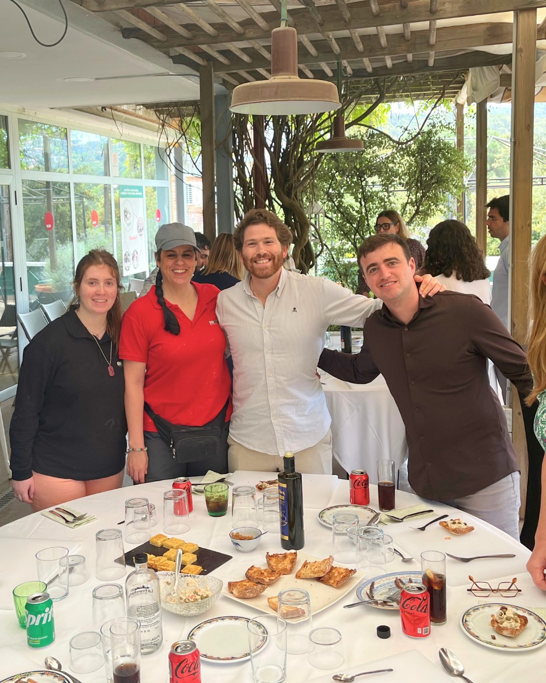 🍢🍸 Una experiencia para saborear, crear y compartir.
El equipo de @bancosabadell disfrutó de un taller de tapas y cócteles donde la creatividad, el trabajo en equipo y la gastronomía fueron los protagonistas.
¡Gracias por confiar en nosotros!
📍 ¿Buscas una actividad diferente para tu equipo?
¡Contáctanos y diseñemos una experiencia a medida!
🍢🍸 Una experiència per assaborir, crear i compartir.
L’equip de @bancosabadell va gaudir d’un taller de tapes i còctels on la creativitat, el treball en equip i la gastronomia van ser els protagonistes.
Gràcies per confiar en nosaltres!
📍 Busques una activitat diferent per al teu equip?
Contacta amb nosaltres i dissenyem una experiència a mida!
🍢🍸 An experience to taste, create and share.
@bancosabadell team enjoyed a tapas and cocktail workshop where creativity, teamwork and gastronomy took centre stage.
Thank you for trusting us!
📍 Looking for a different activity for your team?
Contact us and let's create a tailor-made experience together!
#INOUTHostel #TeamBuilding #BancoSabadell #TapasWorkshop