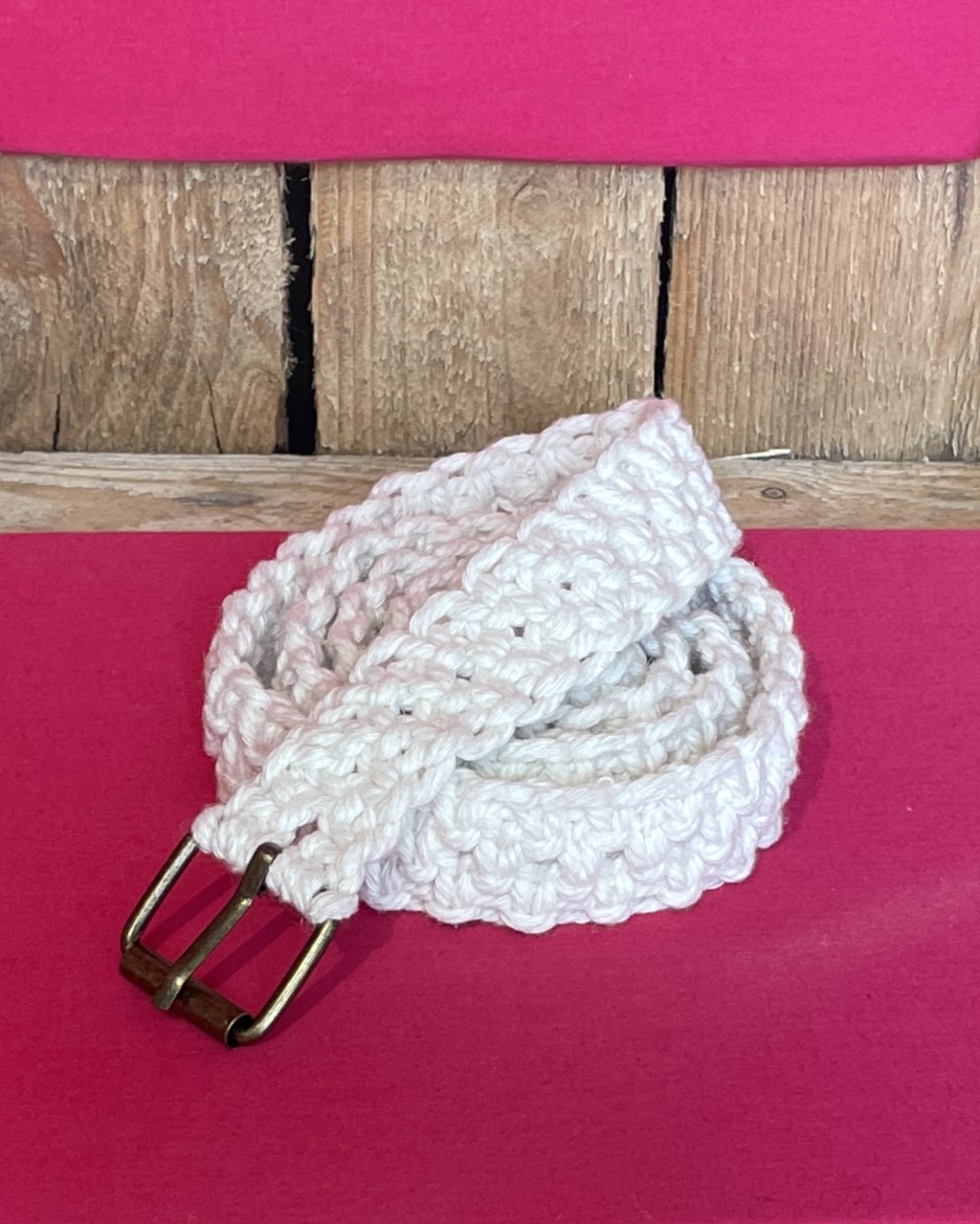 NOMADE
Disponible sur https://www.atelierartizen.com/product-page/nomade-ceinture-en-macram%C3%A9
Libre, authentique, intemporelle
Nomade, c’est une ceinture en macramé faite main, pensée pour accompagner tous vos chemins. Son coton naturel offre douceur et confort, tandis que sa boucle métallique lui donne du caractère.
Un équilibre parfait entre force et délicatesse
Chaque pièce est unique, tressée avec patience et passion. Elle s’adapte à votre style, qu’il soit bohème, naturel ou minimaliste
C’est plus qu’un accessoire…
C’est une façon d’affirmer votre liberté.
Esprit libre
Création artisanale
Style intemporel
NOMADE, pour celles et ceux qui suivent leur propre route.
#Macrame #FaitMain #BohemeStyle #SlowFashion #Artisanat #CreationUnique #Nomade #EspritLibre #LookBoheme #AccessoireMode #Handmade #BohoChic #EcoStyle #StyleNaturel