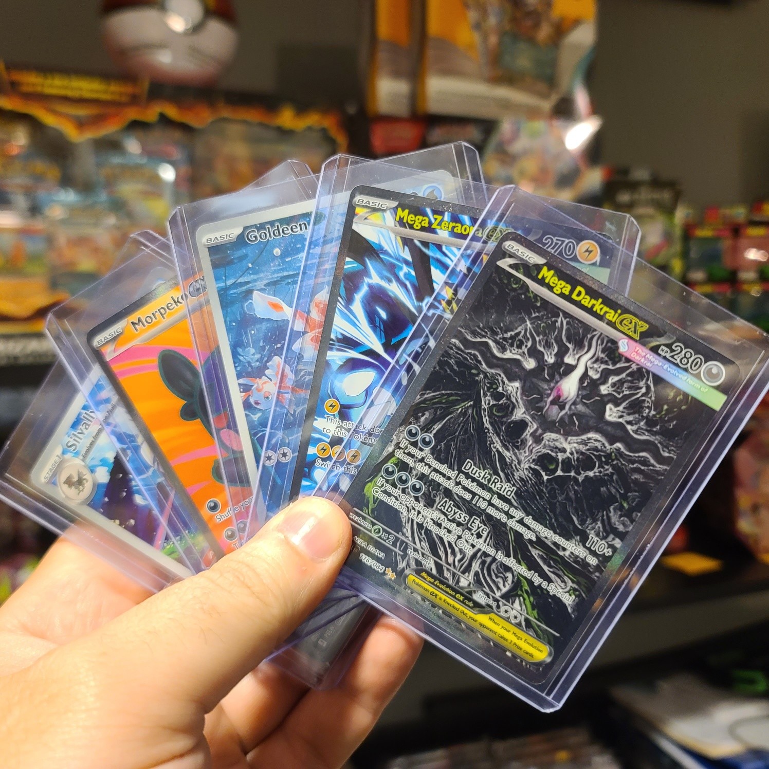 Look what the cat dragged in!
Shout out to Tyler and Neil for making these cool trades tonight and picking up some Prismatic packs! Great to meet you!