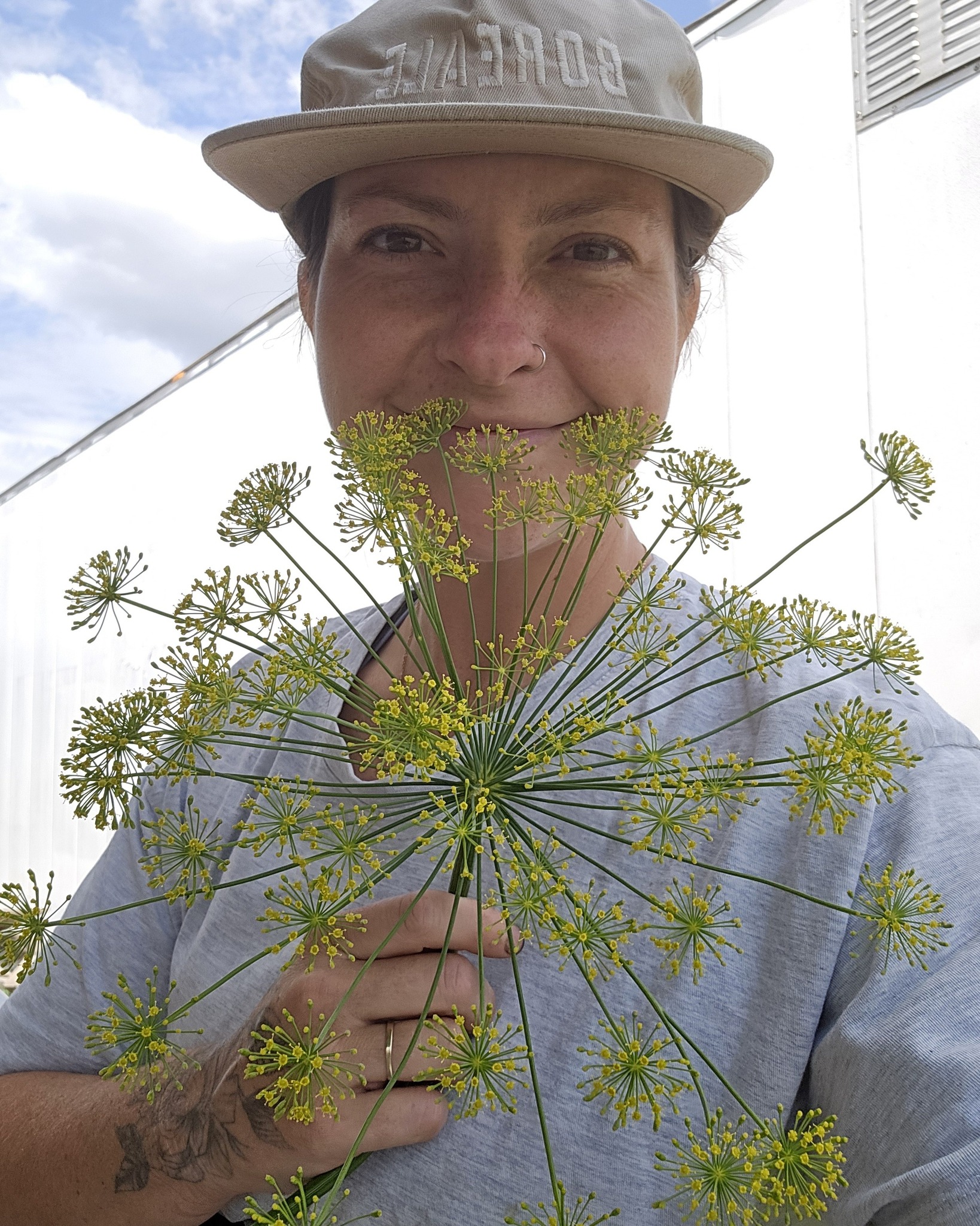 🌼 Le saviez-vous?
Les fleurs de coriandre et d'aneth sont entièrement comestibles!
En plus d'être magnifiques dans une salade ou en garniture, elles ajoutent une saveur délicate à vos plats.
🌿 Les fleurs de coriandre ont un goût plus doux que les feuilles, avec une légère touche citronnée.
🌼 Les fleurs d'aneth offrent une saveur fraîche et légèrement anisée. Elles sont délicieuses avec le poisson, les pommes de terre, les concombres, les salades, les sauces au yogourt… et même les marinades!
La prochaine fois que vous voyez ces petites fleurs dans votre panier ou votre jardin, ne les laissez pas de côté : elles sont aussi belles que savoureuses!