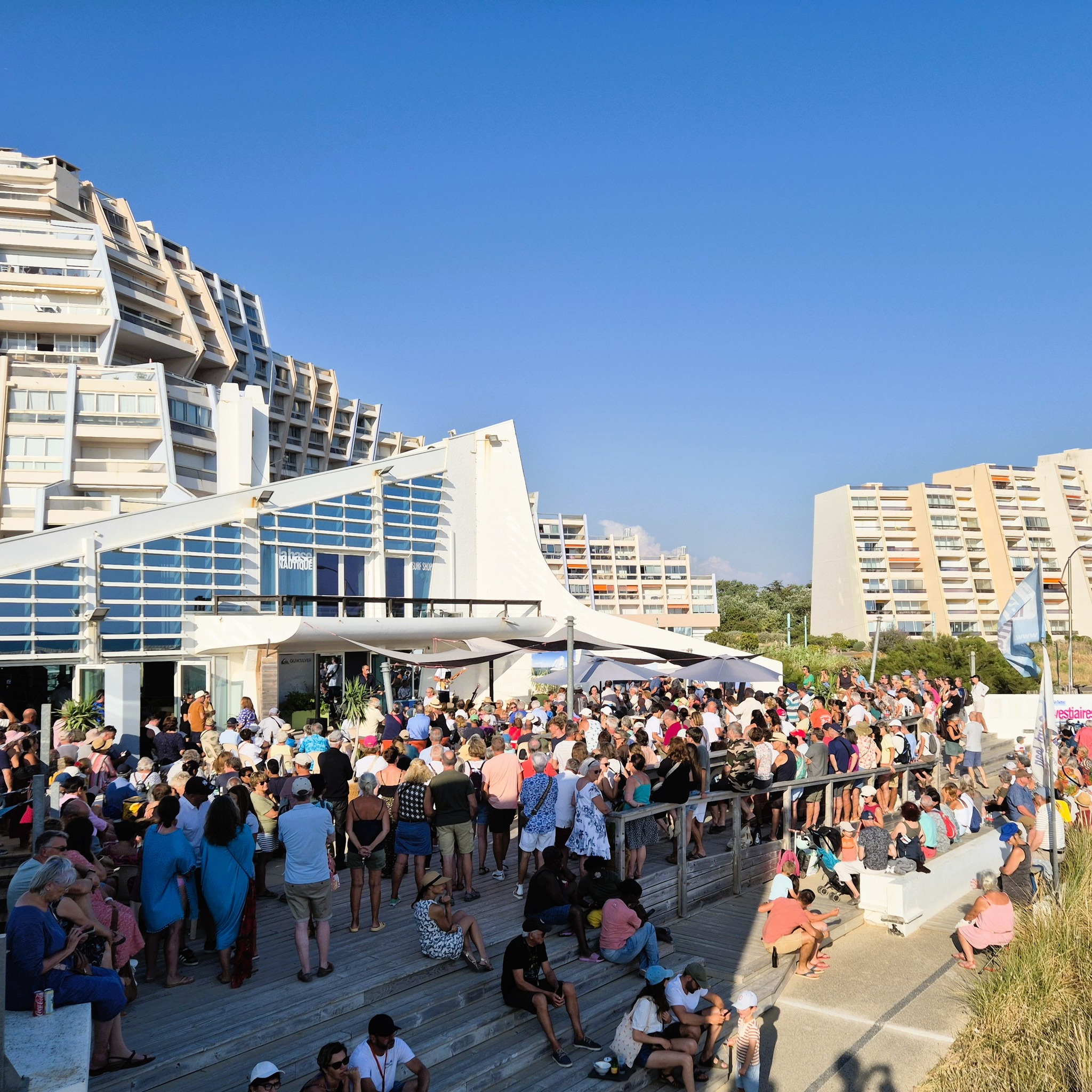 🌅 Retour en images sur la première soirée Sun Océan !
Le soleil était au rendez-vous, le public aussi ! ☀️ Une belle ambiance face à l'océan, portée par l'énergie du groupe pop-rock Frog and Roll.
📅 Prochain concert : vendredi 24 juillet à 19h, avec le trio Criollo, pour un voyage musical péruvien.
On vous attend encore nombreux ! 🎶🌊
#labasenautique #saintjeandemonts #concert #vendée #musique