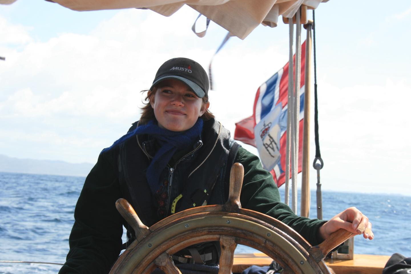 Her er bilder fra gårsdagens og dagens seilas.
Vi lettet rundt klokken 08 og spiste frokost like etter letting. Deretter seilet vi 40 nautiske mil mot neste destinasjon, Farsund. Seilasen ble ikke helt enkel, da været på 20 minutter kunne gå fra solrik himmel til lyn og torden.
Til slutt ankom vi Farsund, hvor det ble arrangert dødsekonkurranse og festival utover kvelden. Vi la oss med mye liv på brygga.
I dag seilte vi nye 40 nautiske mil til Egersund. Denne etappen bød på strålende sol, men lite vind, så turen gikk derfor for det meste på motor. Vi fikk likevel litt trening i vaktlagene, hvor vi tok tiden på setting og stryking av fokk. Her vant Dronninglaget suverent, styrt av spire Bernt. 🌟
Vi ankom deretter Egersund, og barna har nå landlov og koser seg med VM-finalen på land. ⚽️
#⚽⚽⚽ #minnerforlivet #sjøkorpset #seiling #seilmohawk #oslomaritimekulturhavn #sommerensvakresteeventyr #livetpåmohawk #sparebankstiftelsendnb #norskforeningforfartøyvern #fremtidensfartøyvernere