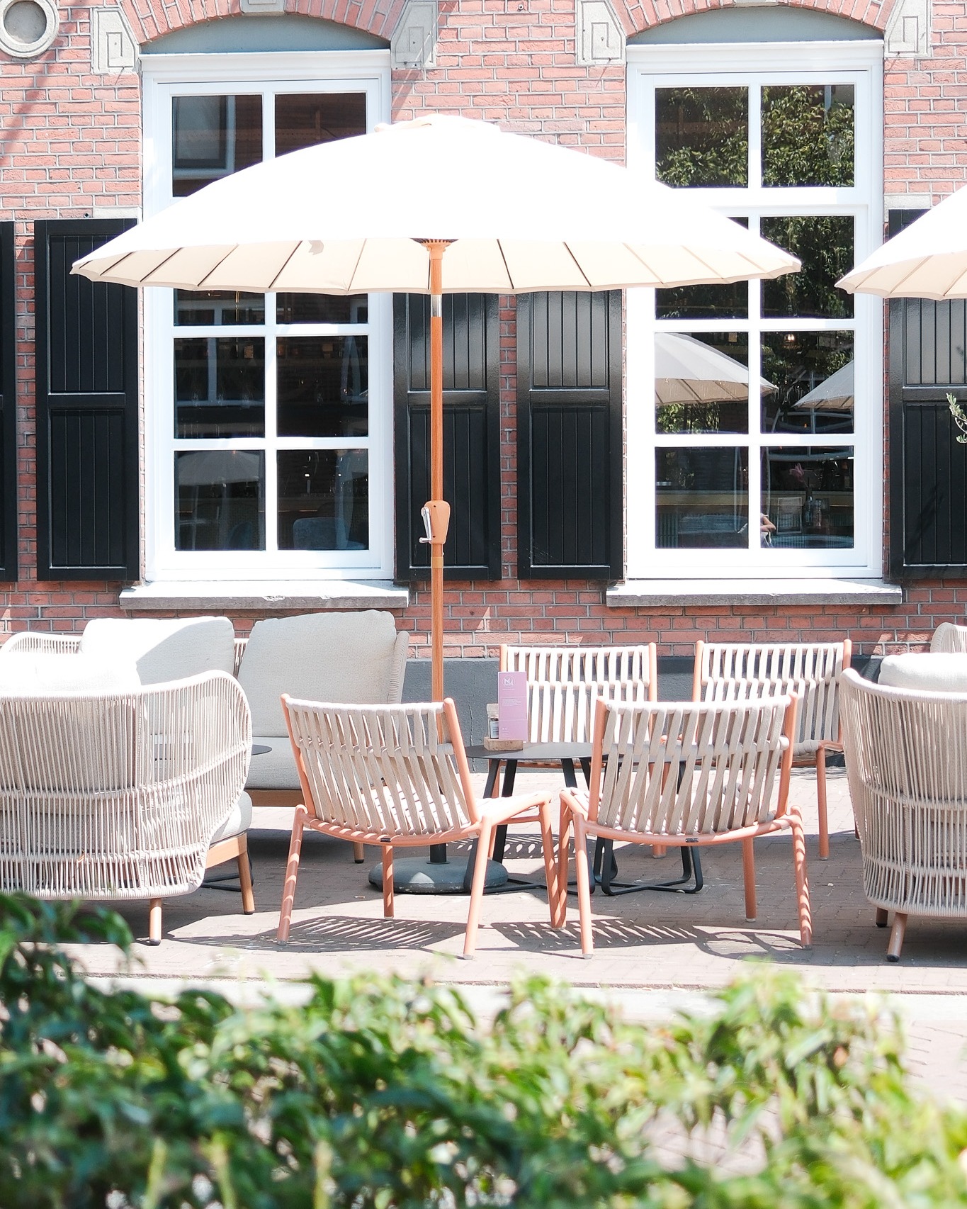 Proost op de zomer! 🍹
Een zonnige middag, een lange zomeravond of een gezellige break tijdens het shoppen… er is altijd een goed moment om neer te strijken op een van de terrassen in het centrum van Valkenswaard. 🌿
#valkenswaardcentrum #zomer #vierdezomer #vakantie #genieten #terras