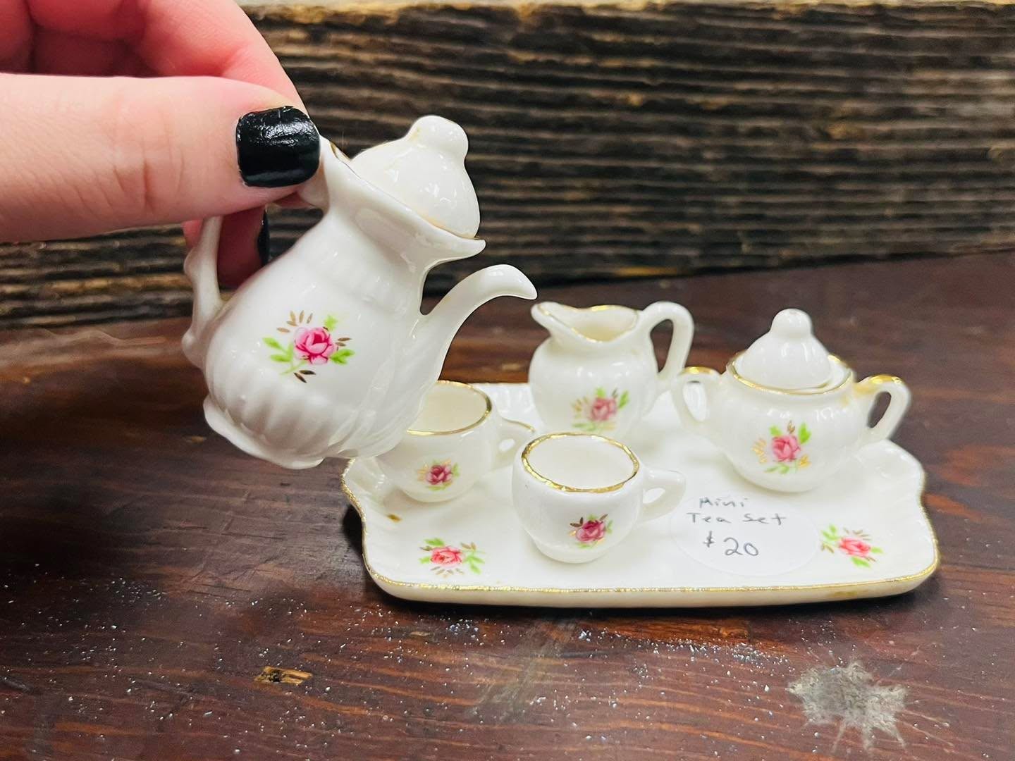 ITS SO TINY AND CUTE!!
We are open today from 10-5 and we are working on rearranging the shop a bit. Come see us 🫶🏼