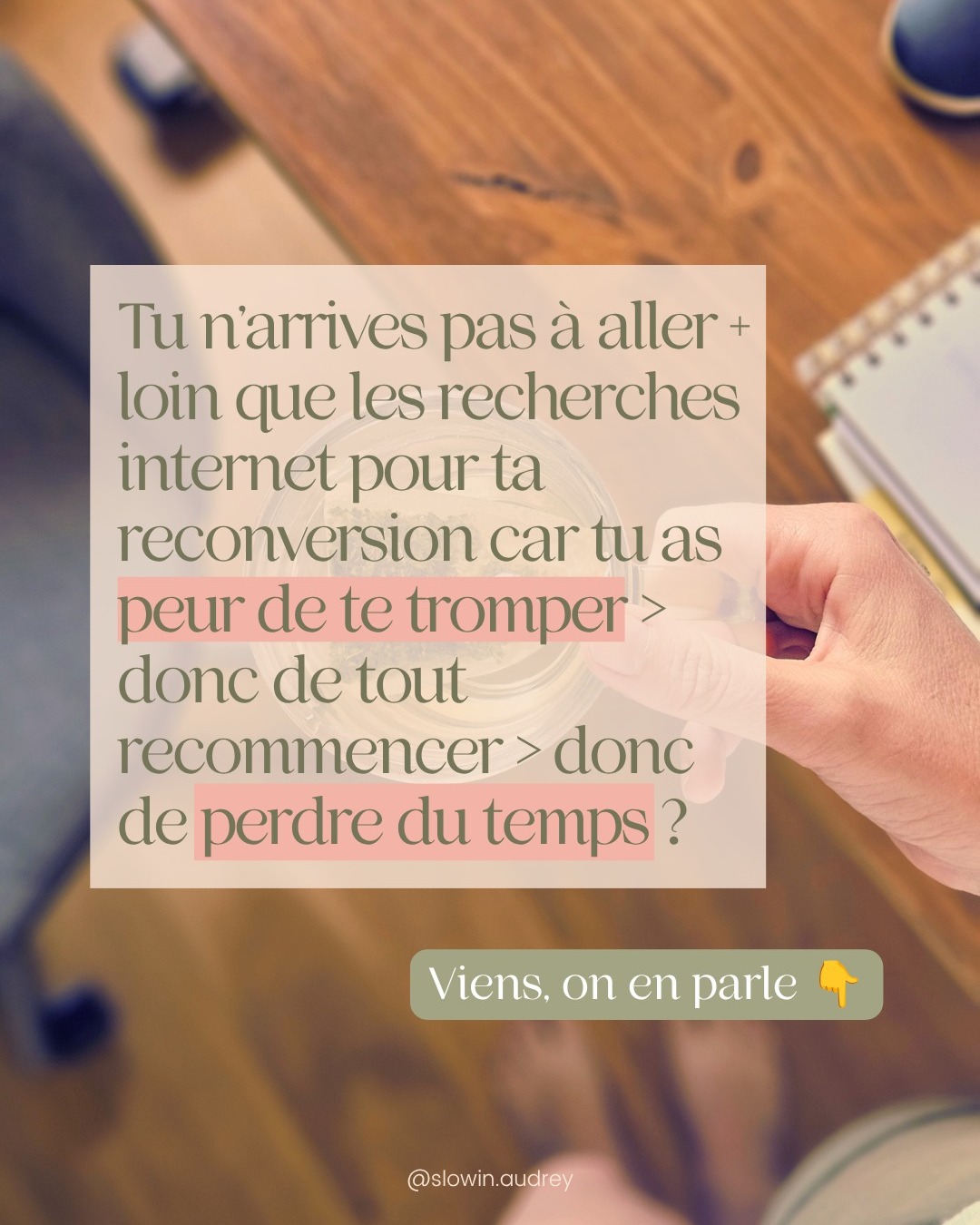 Et si ton plus grand risque ce n’était pas de te tromper 👇
Quand on envisage une reconversion pro, on passe souvent des mois à chercher la bonne idée.
Parce qu'on a peur de perdre du temps.
Peur de recommencer de zéro.
Peur de découvrir, dans un an, qu'on s'est trompé.
Alors on reste.
Dans un travail qui ne nous ressemble plus.
En se disant qu'il vaut mieux attendre encore un peu.
Le paradoxe, c'est que pendant qu'on essaie d'éviter de perdre du temps...
⏳ On en perd déjà.
Chaque lundi où on traîne des pieds.
Chaque dimanche soir où l'angoisse revient.
Chaque fois où on se dit :
*"Je vais attendre le mois prochain parce que…"*
C'est là toute l'ambivalence :
→ Tu as peur de perdre du temps si tu prends la mauvaise décision et te trompe en choisissant le mauvais métier,
→ Mais tu souffres déjà de tout le temps que tu perds en y restant.
Et souvent, cette deuxième perte on la voit moins que la première.
Parce qu'elle est devenue ton quotidien.
↓↓↓
Je ne crois pas qu'une reconversion consiste à trouver la décision parfaite.
Je crois qu'elle consiste plutôt à choisir le risque avec lequel tu es prêt(e) à vivre.
Le risque d'essayer...
Ou le risque de regarder les années passer sans rien changer.
Personnellement, c'est cette question qui me paraît la plus importante 🧡